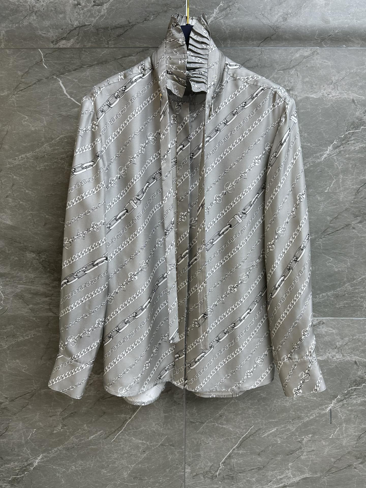 NO:310530,New early spring style is available. L family streamer silk shirt 2025 early spring series. Removable streamer neckline. Classic logo chain printed pattern. Fashionable and high-end. Custom twill silk fabric. Skin-friendly and comfortable. It has a glossy feeling. Loose style. The upper body looks slim and temperament. Full trademark size. SML,,louis vuitton, real silk,alexander wang.19860909早春新款上新啦 L家飘带真丝衬衣 2025早春系列 可拆卸飘带领口 经典logo链条印花图案 时髦高级 定制斜纹真丝面料 亲肤舒适 自带光泽感 宽松版型 上身显瘦又气质 商标齐全 尺码SML,,louis vuitton,real silk,alexander wang,Women's clothing