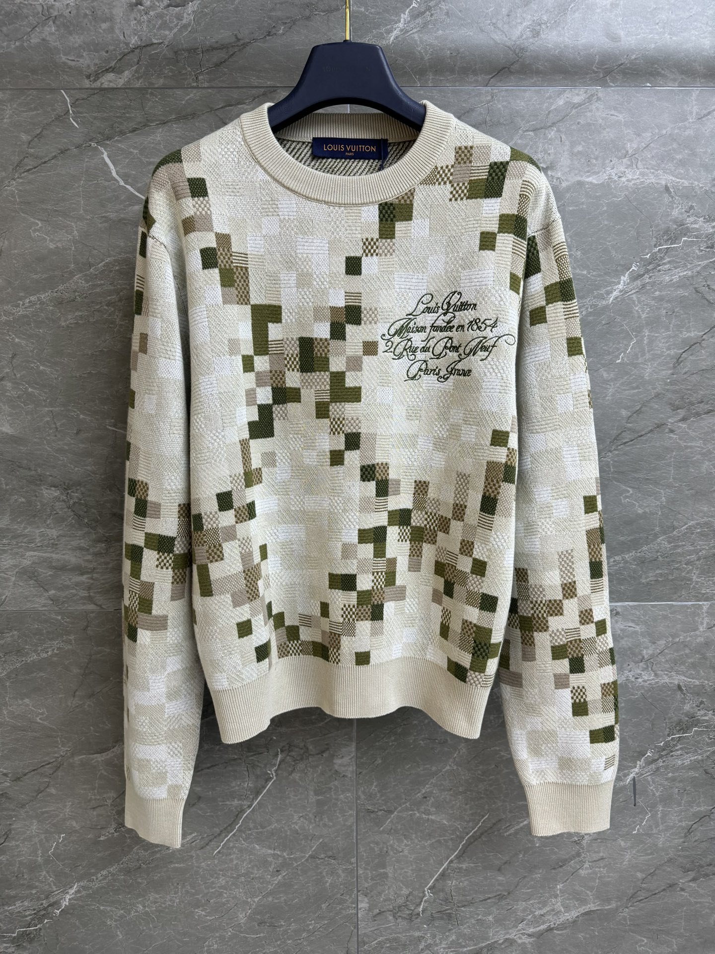 NO:309541,New models for early spring are shipped. L family camouflage plaid sweater. Snake-year limited series. Round neck ribbed neckline. Eight-color camouflage jacquard pattern. Chest logo embroidery embellishment. Cotton knitted fabric. Comfortable and skin-friendly. Loose style. Not picky for people to wear. Easy to wear to create a lazy and fashionable feeling. Full trademark size SML,,louis vuitton,sweaters,alexander wang.19860909早春新款出货啦 L家迷彩格子毛衣 蛇年限定系列 圆领罗纹领口 八色迷彩格子提花图案 胸前logo刺绣点缀 棉质针织面料 舒适亲肤 宽松版型 不挑人穿 轻松穿出慵懒时髦感 商标齐全 尺码SML,,louis vuitton,sweaters,alexander wang,Women's clothing