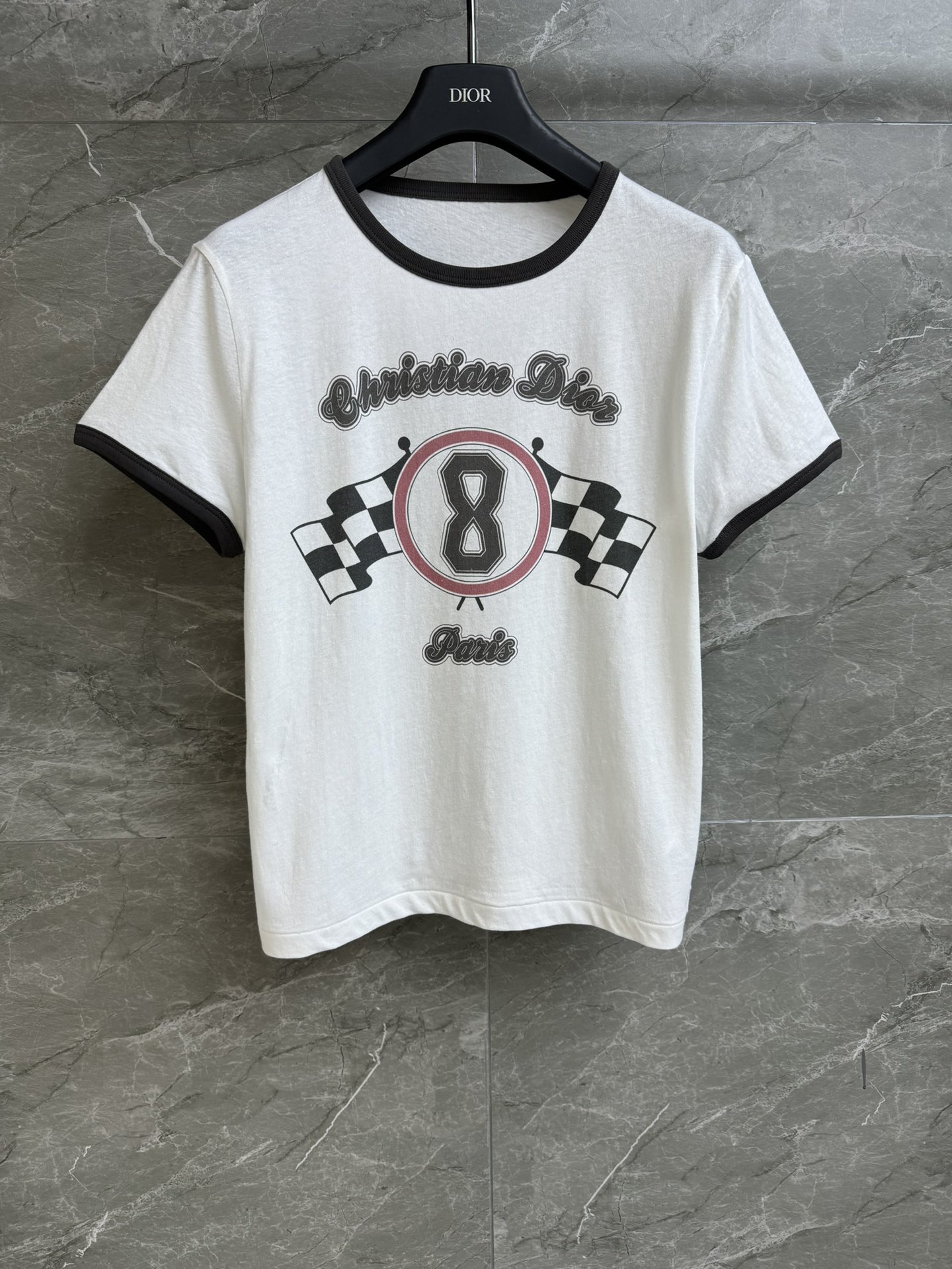 NO:309547,High-version shipped Dhhhh No. 8 printed T-shirt Spring and summer series Gray contrasting color edging Classic number 8 letter flag printing pattern Casual and fashionable Cotton linen blend fabric Lightweight Comfortable and breathable Normal style Slim and versatile upper body Full trademark Size SML, Dior, Tees, t-shirt, alexander wang19860909高版本出货啦 D家8号印花T恤 春夏系列 灰色撞色包边 经典数字8字母旗帜印花图案 休闲时髦 棉质亚麻混纺面料 轻薄舒适透气 正常版型 上身显瘦又百搭 商标齐全 尺码SML,,dior,tees，t-shirt,alexander wang,Women's clothing