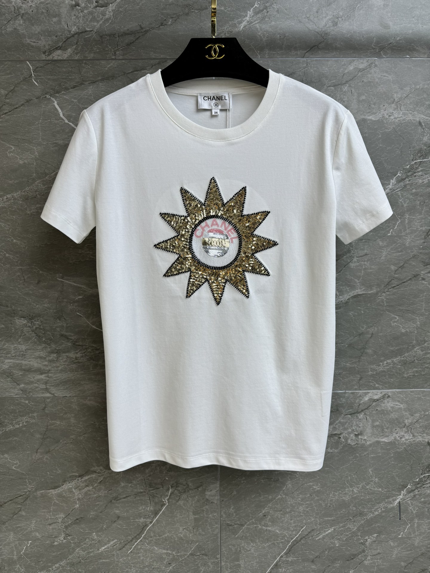 NO:310070,New early spring style is available. Xiangjia sequin embroidered T-shirt 2025 early spring series. Round neckline design. Sunflower bead sequin embroidered pattern. Exquisite and fashionable. Imported pure cotton fabric. Comfortable and skin-friendly. Normal style. Slim and temperament on the upper body. Full trademark. Size SML, chanel,tees, t-shirt,alexander wang.19860909早春新款上新啦 香家亮片刺绣T恤 2025早春系列 圆领领口设计 太阳花钉珠亮片刺绣图案 精致时髦高级 进口纯棉面料 舒适亲肤 正常版型 上身显瘦又气质 商标齐全 尺码SML,,chanel,tees，t-shirt,alexander wang,Women's clothing