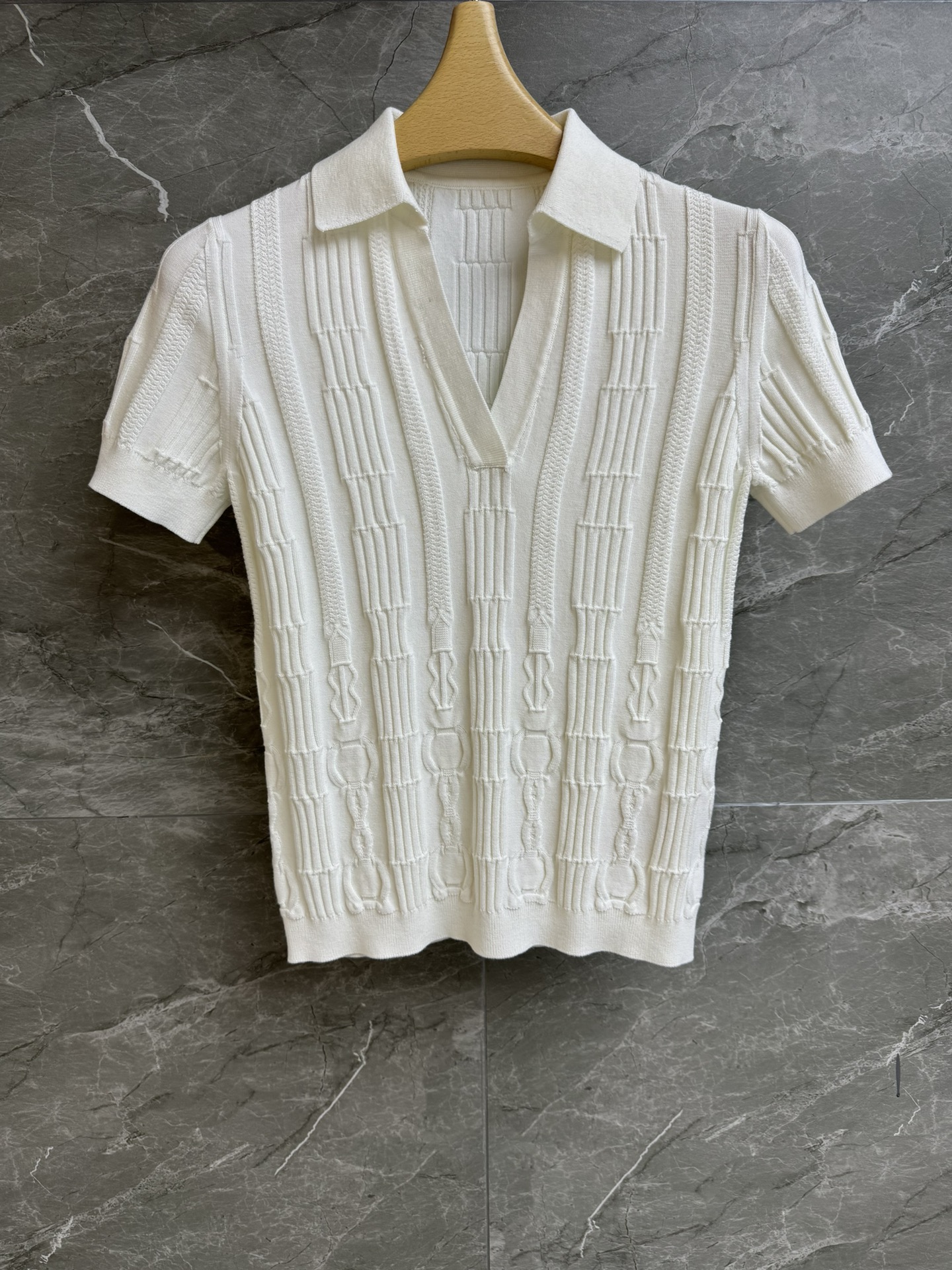 NO:323736,New models in early spring are available. H home knitted short sleeves. 2025 spring and summer series. Classic polo neckline. Three-dimensional pattern jacquard pattern. High-end fashionable. Silk and cotton blended knitted fabric. Soft and comfortable. Elastic slim fit. The upper body looks slim and temperament. Full trademark. Size smL, T-shirt, real silk, alexander wang.19860909早春新款上新啦 H家针织短袖 2025春夏系列 经典polo领领口 立体花纹提花图案 高级时髦 真丝棉质混纺针织面料 软糯舒适 弹力修身版型 上身显瘦又气质 商标齐全 尺码smL,,T-shirt,real silk,alexander wang,Women's clothing