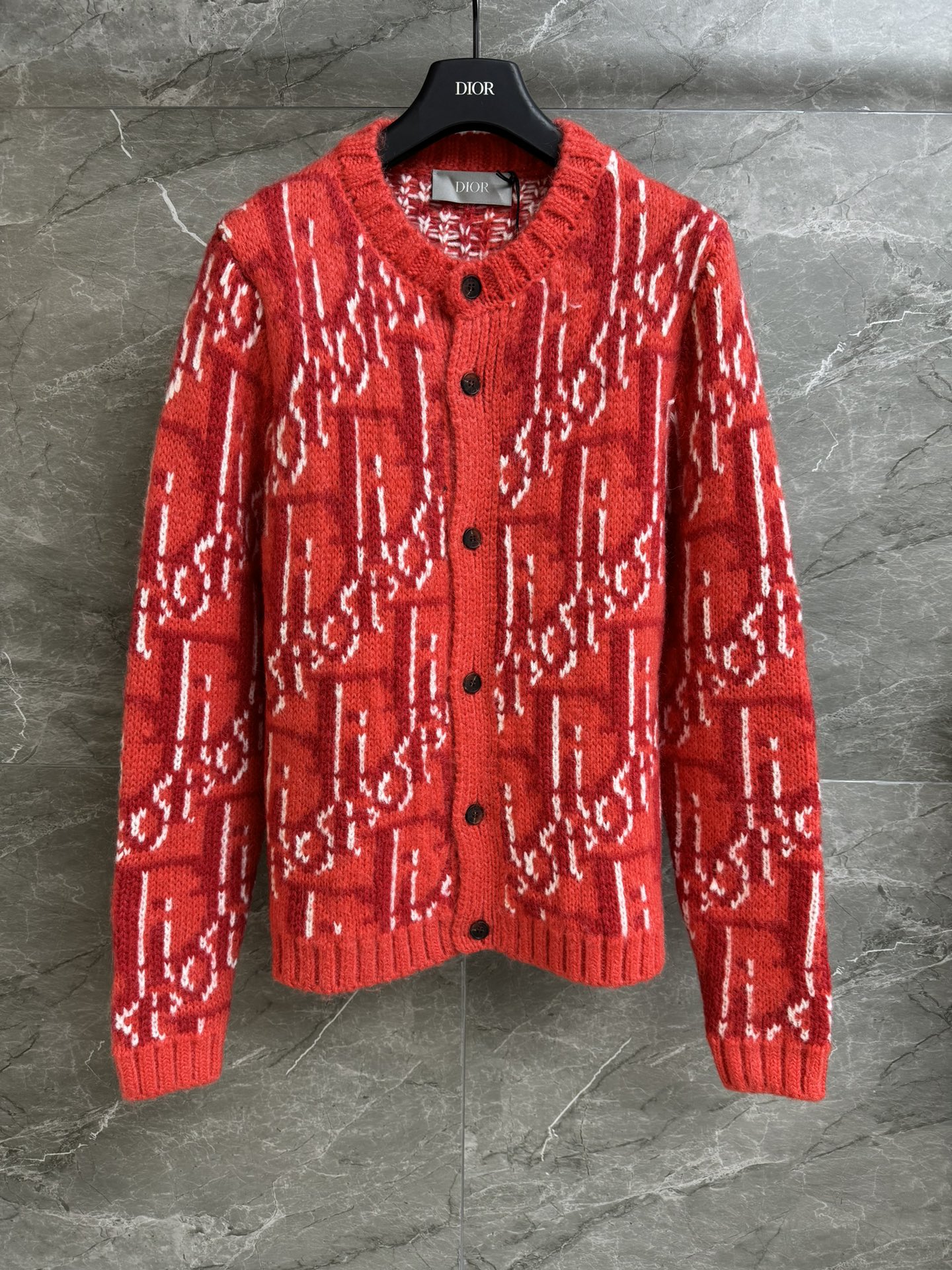 NO:326763,New early spring models are shipped. D home old-fashioned mohair cardigan 2025 early spring series. Round neck single-breasted design. Full of old-fashioned jacquard patterns. Red and white color matching. Fashionable and high-end wool mohair blend fabric. Soft and thick. Loose style. Slim and temperament on the upper body. Full trademark. Size SML,,dior,alexander wang.19860909早春新款出货啦 D家老花马海毛开衫 2025早春系列 圆领单排扣设计 满幅老花提花图案 红白配色时髦高级 羊毛马海毛混纺面料 柔软厚实 宽松版型 上身显瘦又气质 商标齐全 尺码SML,,dior,alexander wang,Women's clothing