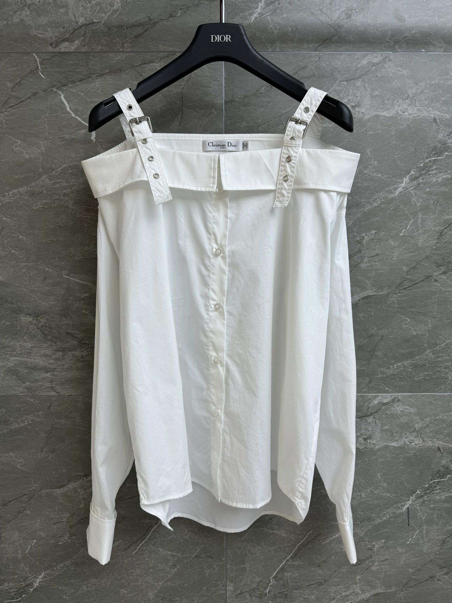 NO:310520,New spring and summer models are available!  D home one-shoulder off-shoulder shirt 2025 spring and summer series adjustable one-shoulder off-shoulder design CD bee embroidery pattern embellishment fashionable personality Custom poplin cotton fabric Comfortable and breathable Loose style Slim and temperament on the upper body Full trademark Size SML, Dior, alexander wang19860909春夏新款上新啦！ D家一字肩露肩衬衣 2025春夏系列 可调节一字肩露肩设计 CD蜜蜂刺绣图案点缀 时髦个性 定制府绸棉面料 舒适透气 宽松版型 上身显瘦又气质 商标齐全 尺码SML,,dior,alexander wang,Women's clothing