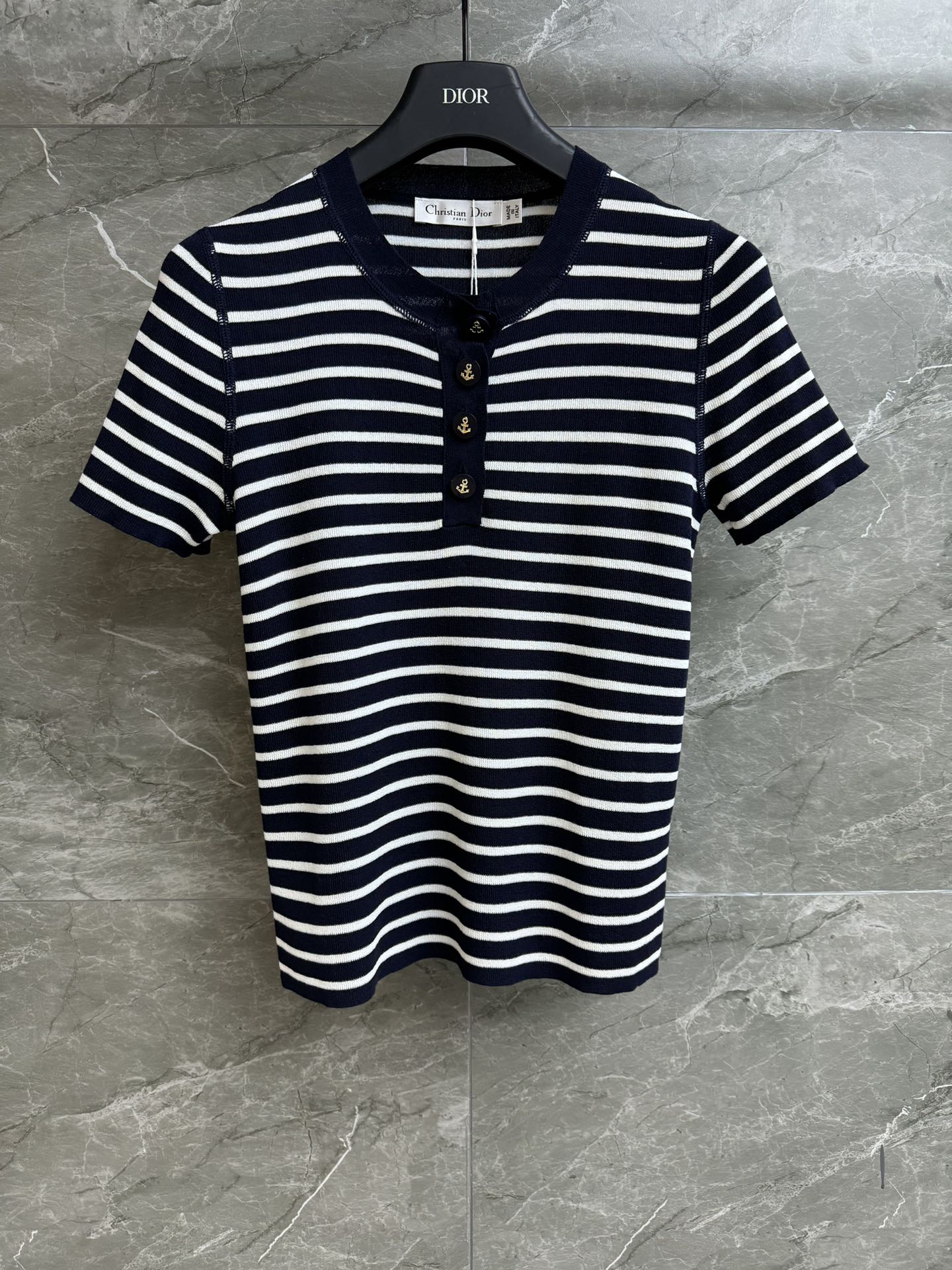 NO:310526,New early spring style is available. D home striped sweater 2025 early spring series. Round neck ribbed neckline, anchor metal buckle decoration embellishment. Blue and white striped color scheme. Clean and refreshing. Custom knitted fabric. Soft and breathable. Elastic slim fit. The upper body looks slim and versatile. Full trademark. Size SML,,dior,alexander wang.19860909早春新款上新啦 D家条纹针织衫 2025早春系列 圆领罗纹领口 船锚金属扣装饰点缀 蓝白条纹配色 干净清爽减龄 定制针织面料 柔软透气舒适 弹力修身版型 上身显瘦又百搭 商标齐全 尺码SML,,dior,alexander wang,Women's clothing