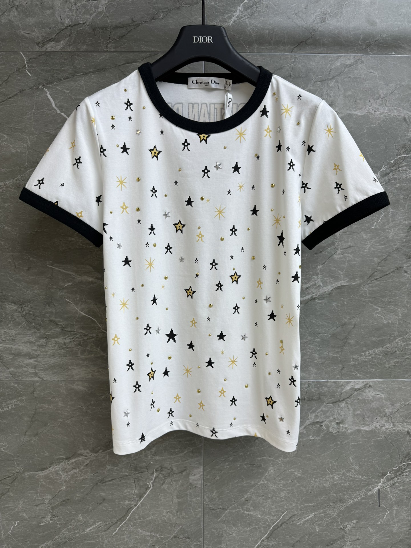 NO:310524,New early spring models are available. D-home Star Print T-shirt 2025 Early Spring Series Contrast color edging design Star Print pattern Heavy industry hot diamond embellishment, age-reducing fashionable and eye-catching, full sense of high-end custom pure cotton fabric, comfortable and skin-friendly, normal style, slim and temperament on the upper body, complete trademarks Size SML,,dior,tees, t-shirt,alexander wang19860909早春新款上新啦 D家星星印花T恤 2025早春系列 撞色包边设计 星星印花图案 重工烫钻点缀 减龄时髦吸睛 高级感十足 定制纯棉面料 舒适亲肤 正常版型 上身显瘦又气质 商标齐全 尺码SML,,dior,tees，t-shirt,alexander wang,Women's clothing