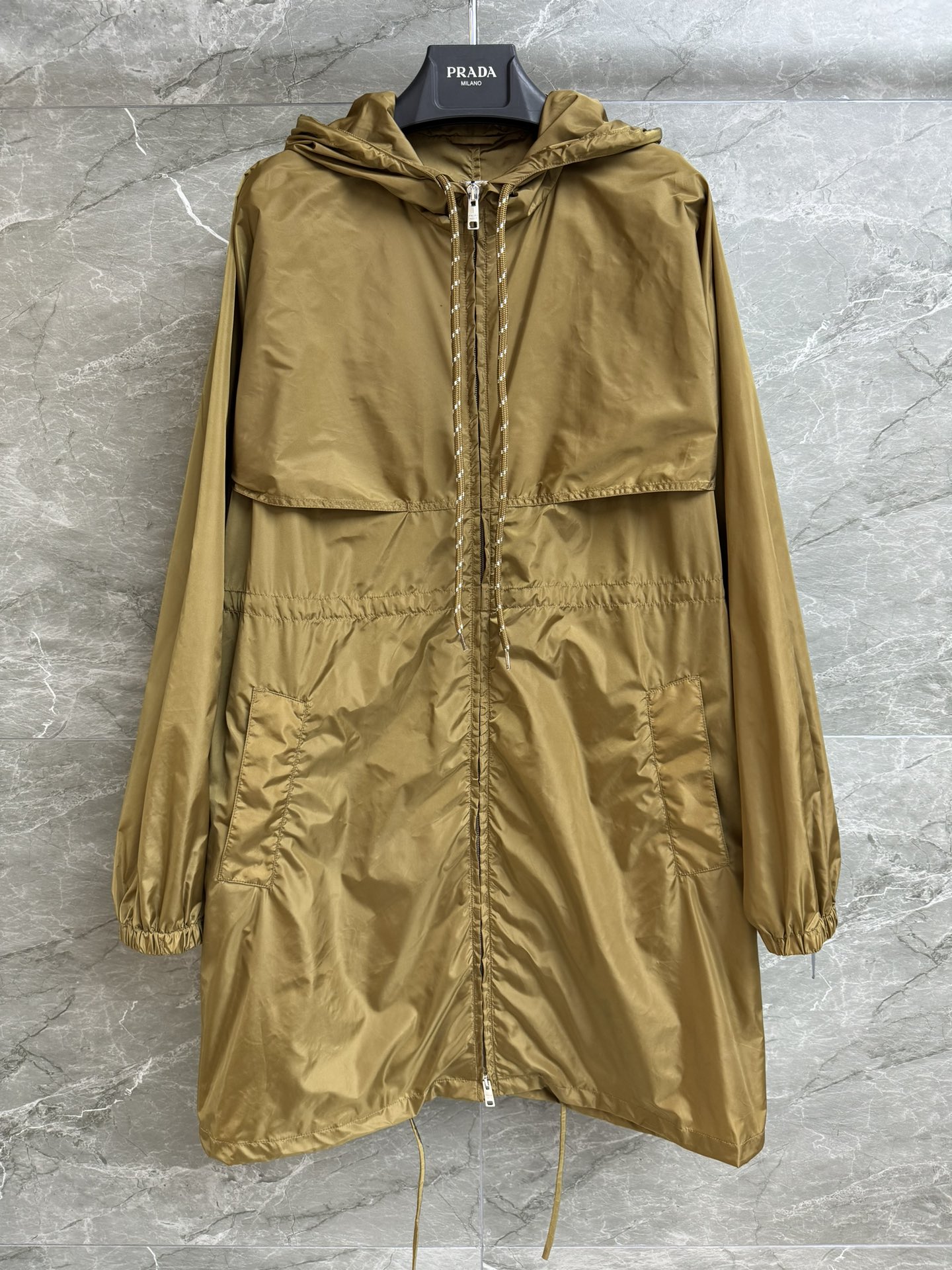 NO:310535,New early spring style is available. P home nylon windbreaker jacket 2025 early spring series. Hooded zipper design. Back triangle logo embellishment. Fashionable and high-end imported recycled nylon fabric. Loose style. Drawstring waist. The upper body looks slim and temperament. Full trademark. Size SML,, jackets & coats,hats,alexander wang.19860909早春新款上新啦 P家尼龙风衣外套 2025早春系列 连帽拉链设计 后背三角logo徽标点缀 时髦高级 进口再生尼龙面料 宽松版型 抽绳收腰 上身显瘦又气质 商标齐全 尺码SML,,jackets & coats,hats,alexander wang,Women's clothing