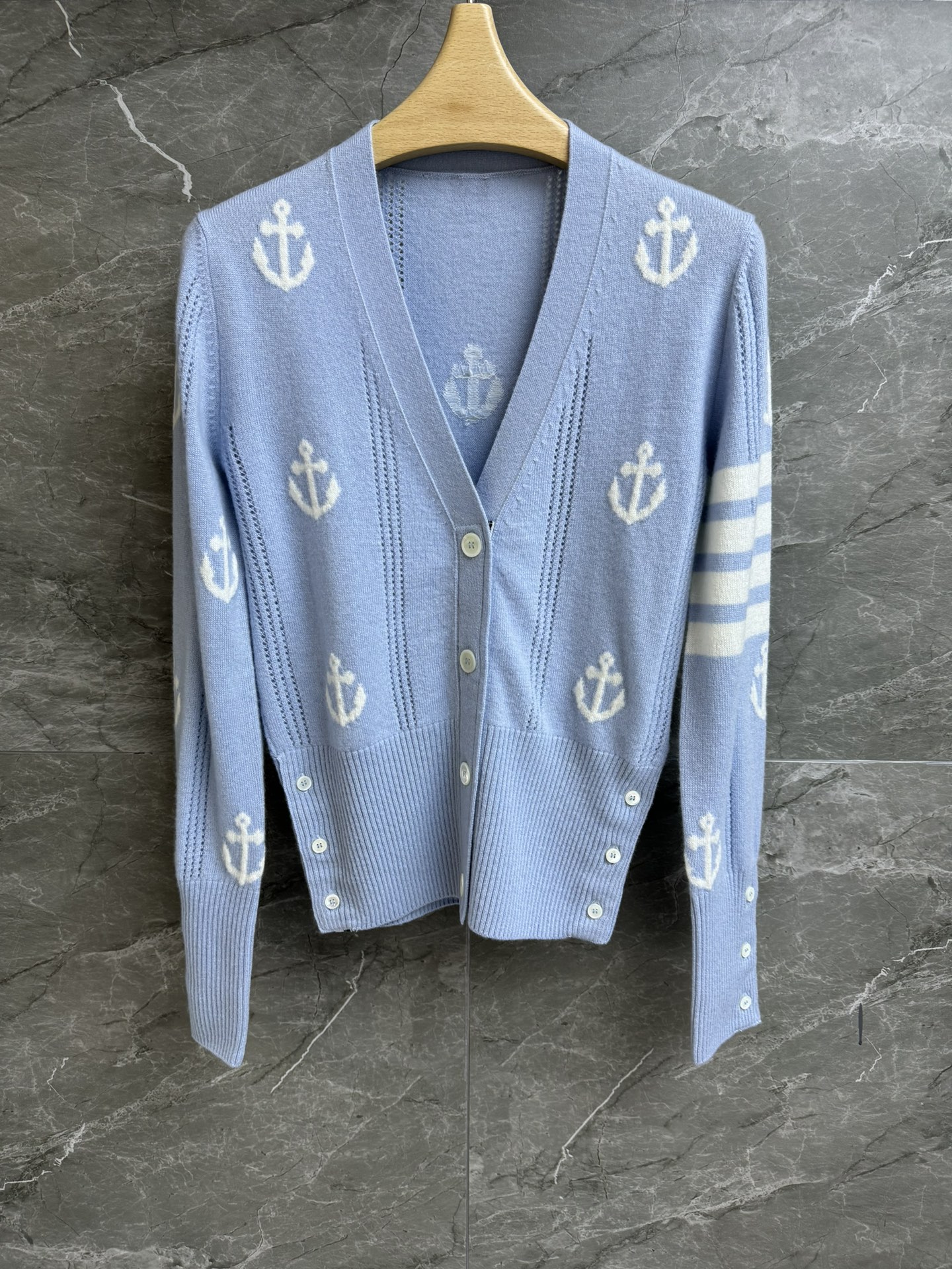 NO:324876,New early spring style is available. TB anchor cashmere cardigan 2025 spring and summer series. Temperament V-neck neckline. Mesh stripes and anchor inlay pattern. Blue and white color matching is fashionable and age-reducing. 100% cashmere fabric. Soft and comfortable. Normal style. Slim and temperament on the upper body. Size SML,,alexander wang19860909早春新款上新啦 TB船锚羊绒开衫 2025春夏系列 气质V领领口 网眼条纹及船锚嵌花图案 蓝白配色时髦减龄 百分百羊绒面料 柔软舒适 正常版型 上身显瘦又气质 尺码SML,,alexander wang,Women's clothing