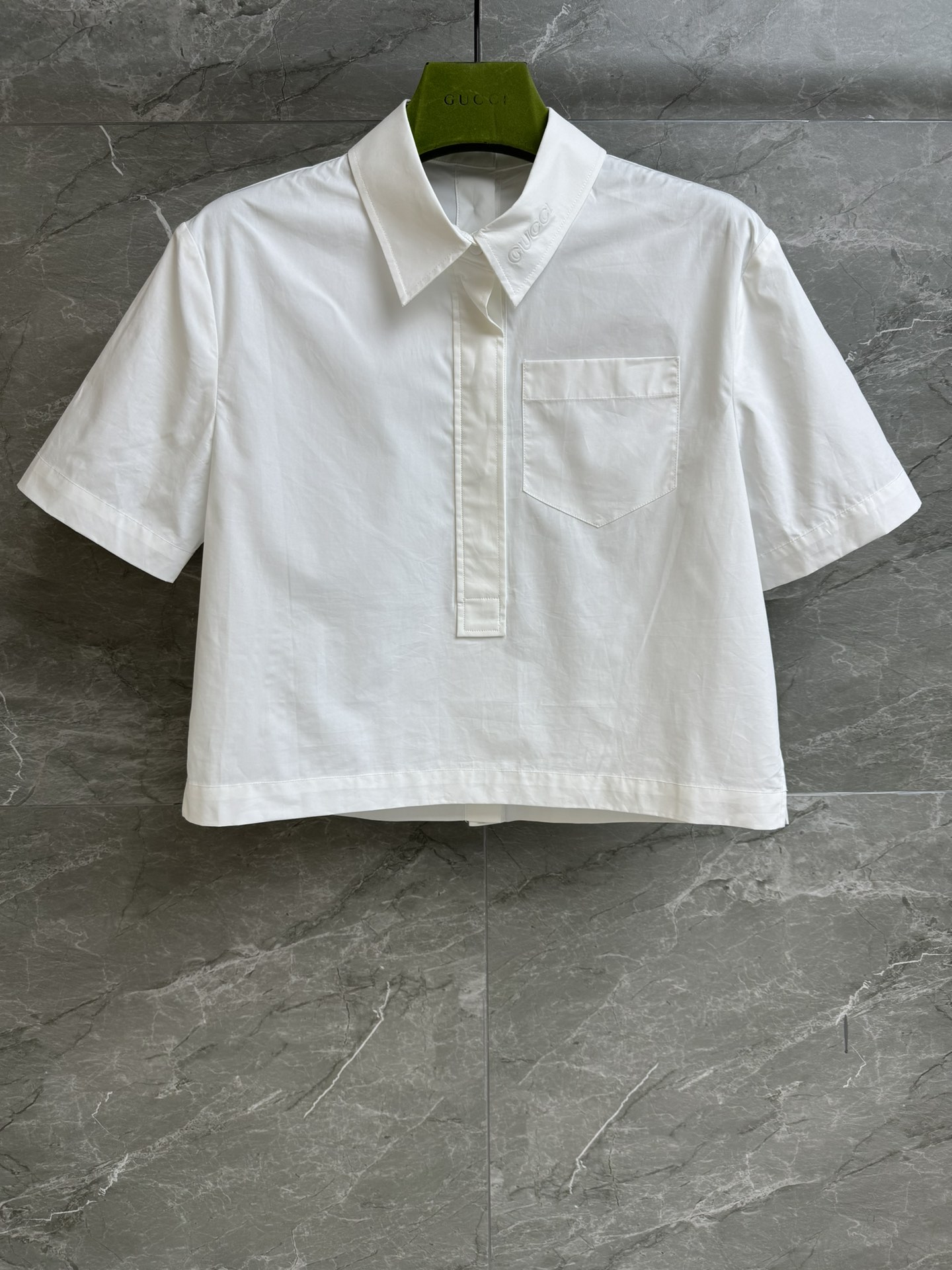 NO:325417,New spring and summer models are available. G home embossed short-sleeved shirt. 2025 spring and summer series. Back slit design. Three-dimensional embossed logo embossed with collar. Breathable. Simple and high-end. Customized cotton poplin fabric. Comfortable and breathable. Loose style. Slim and versatile. Full trademark. Size SML,,gucci,shirts,T-shirt,alexander wang.19860909春夏新款上新啦 G家压纹短袖衬衫 2025春夏系列 后背开叉设计 立体压纹logo点缀领口 打破单调感 简约高级 定制棉府绸面料 舒适透气 宽松版型 上身显瘦又百搭 商标齐全 尺码SML,,gucci,shirts,T-shirt,alexander wang,Women's clothing