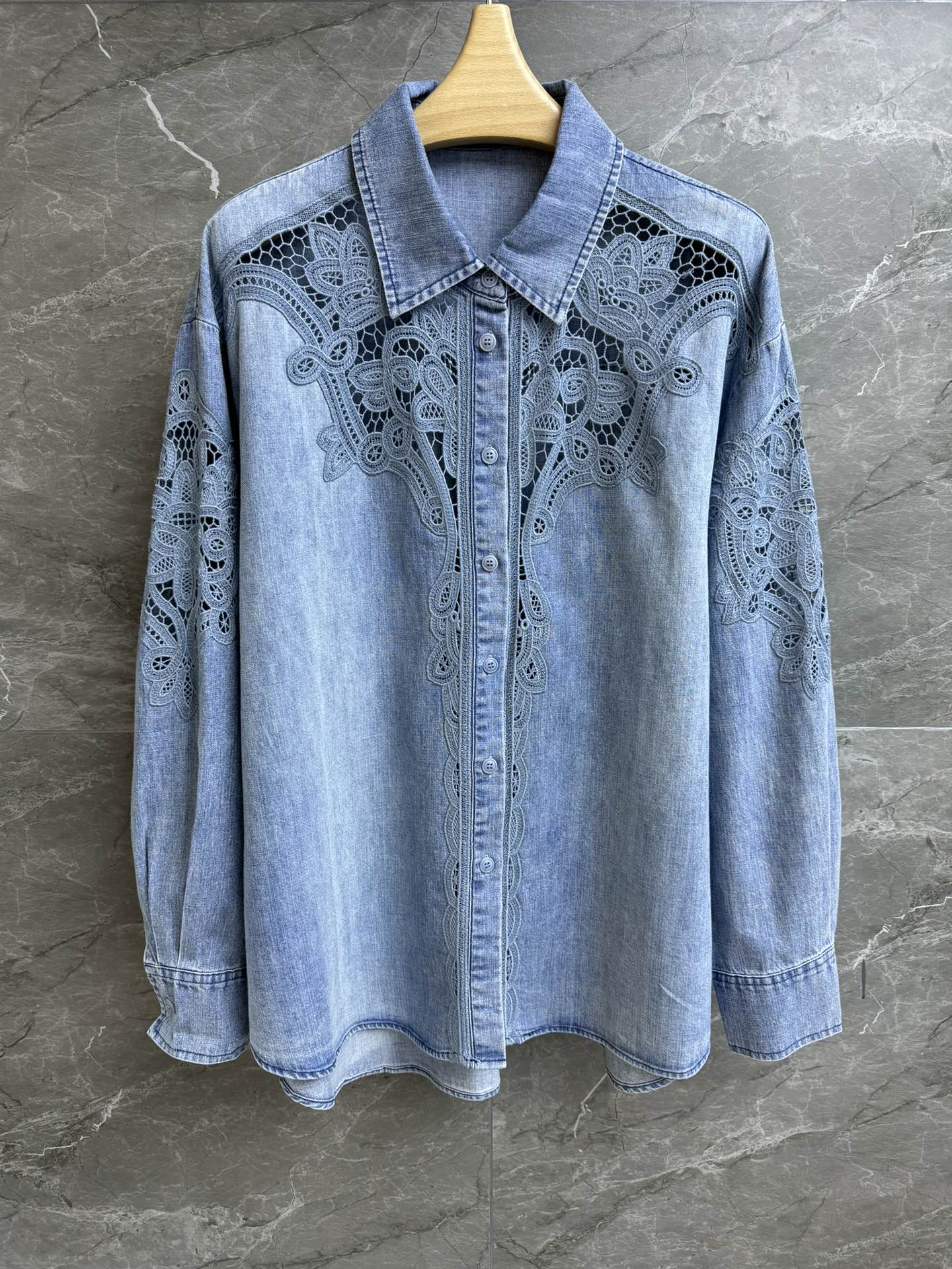 NO:324865,New spring and summer models are available. ES lace spliced ​​denim shirt. 2025 spring and summer series. Water-soluble lace embroidery splicing design. Scattered and layered. Exquisite and lazy and fashionable. Customized washing cowboy fabric. Soft and skin-friendly. Loose style. Slim and temperament on the upper body. Size SML,,alexander wang19860909春夏新款上新啦 ES蕾丝拼接牛仔衬衣 2025春夏系列 水溶蕾丝刺绣拼接设计 错落有致 增添层次感 精致慵懒时髦 定制洗水牛仔面料 柔软亲肤 宽松版型 上身显瘦又气质 尺码SML,,alexander wang,Women's clothing