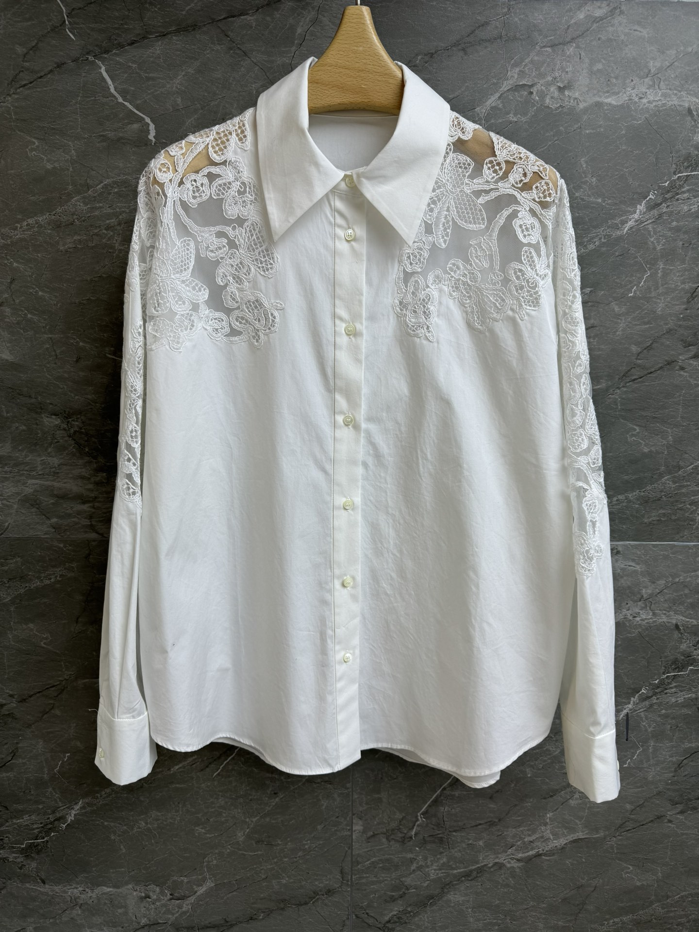 NO:324871,New spring and summer models are available. ES lace splicing shirt. 2025 spring and summer series. Water-soluble lace embroidery splicing design. Exquisite and lazy. Add layering. Customized cotton poplin fabric. Soft and skin-friendly. Loose style. The upper body looks slim and temperament. Size SML,,alexander wang19860909春夏新款上新啦 ES蕾丝拼接衬衣 2025春夏系列 水溶蕾丝刺绣拼接设计 精致慵懒 增添层次感 定制棉府绸面料 柔软亲肤 宽松版型 上身显瘦又气质 尺码SML,,alexander wang,Women's clothing