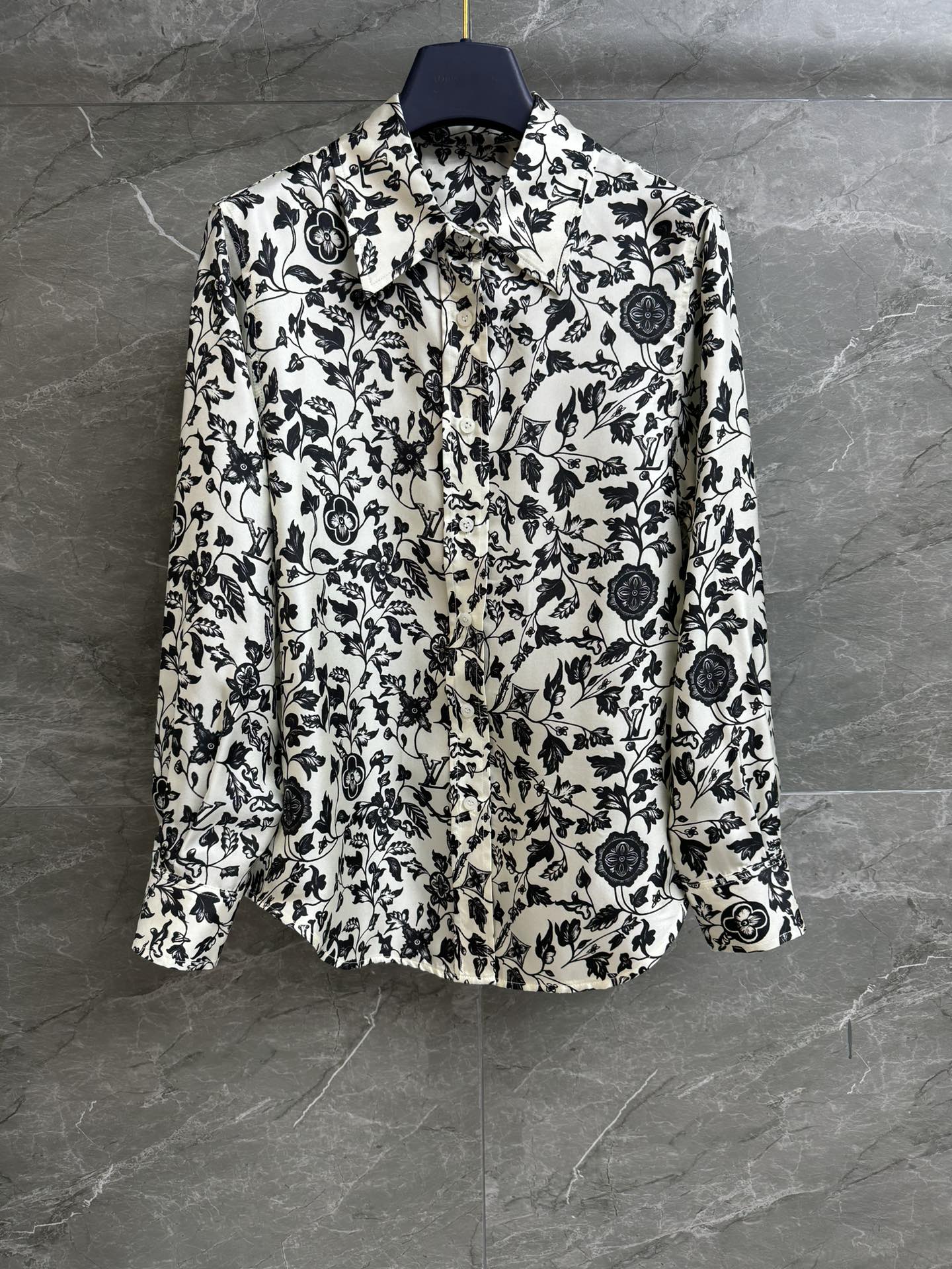 NO:324297,New early spring style is available. L family floral printed silk shirt. 2025 early spring series. Lapel neckline design. Plant and flower logo prints. Fashionable and high-end. Custom twill silk fabric. Skin-friendly and comfortable. Very vertical. Loose style. Slim and temperament on the upper body. Full trademark. Size SML,,louis vuitton, real silk,alexander wang.19860909早春新款上新啦 L家花卉印花真丝衬衣 2025早春系列 翻领领口设计 植物花卉logo印花图案 时髦高级 定制斜纹真丝面料 亲肤舒适 很有垂直感 宽松版型 上身显瘦又气质 商标齐全 尺码SML,,louis vuitton,real silk,alexander wang,Women's clothing