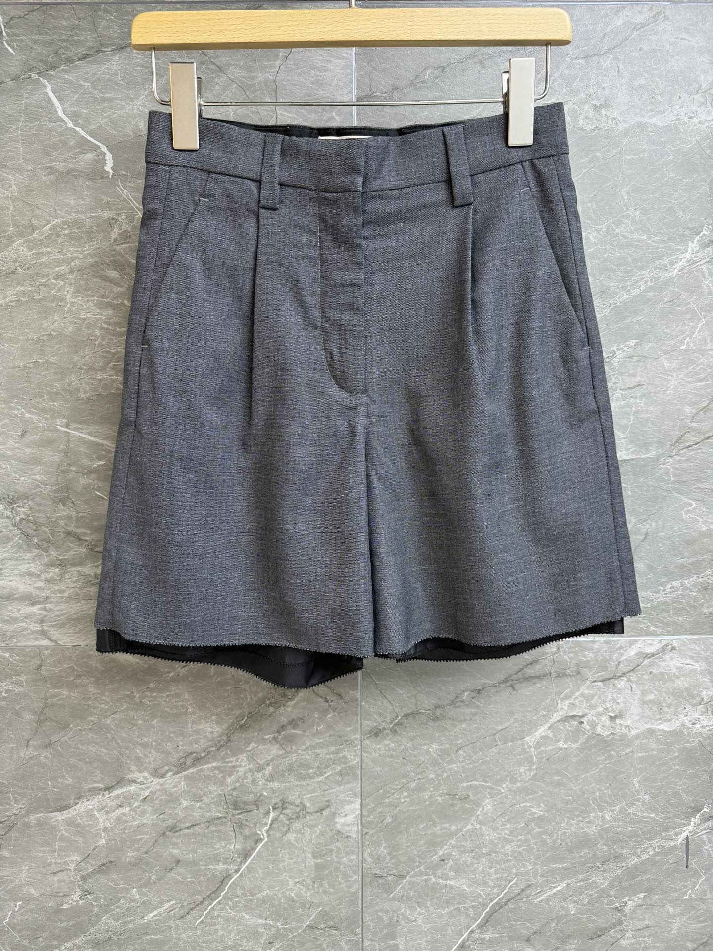 NO:311582,New early spring style is available. Miu letter logo shorts. 2025 early spring series. Zipper placket with hook button. Red letter logo embellishment pocket. Fashionable and personalized. Customized wool fabric. Straight shorts. Slim and versatile. Full trademark. Size SML,,miumiu, shorts, alexander wang.19860909早春新款上新啦 Miu字母徽标短裤 2025早春系列 拉链门襟配钩扣 红标字母徽标点缀口袋 时髦个性 定制羊毛面料 直筒短裤版型 上身显瘦又百搭 商标齐全 尺码SML,,miumiu,shorts,alexander wang,Women's clothing