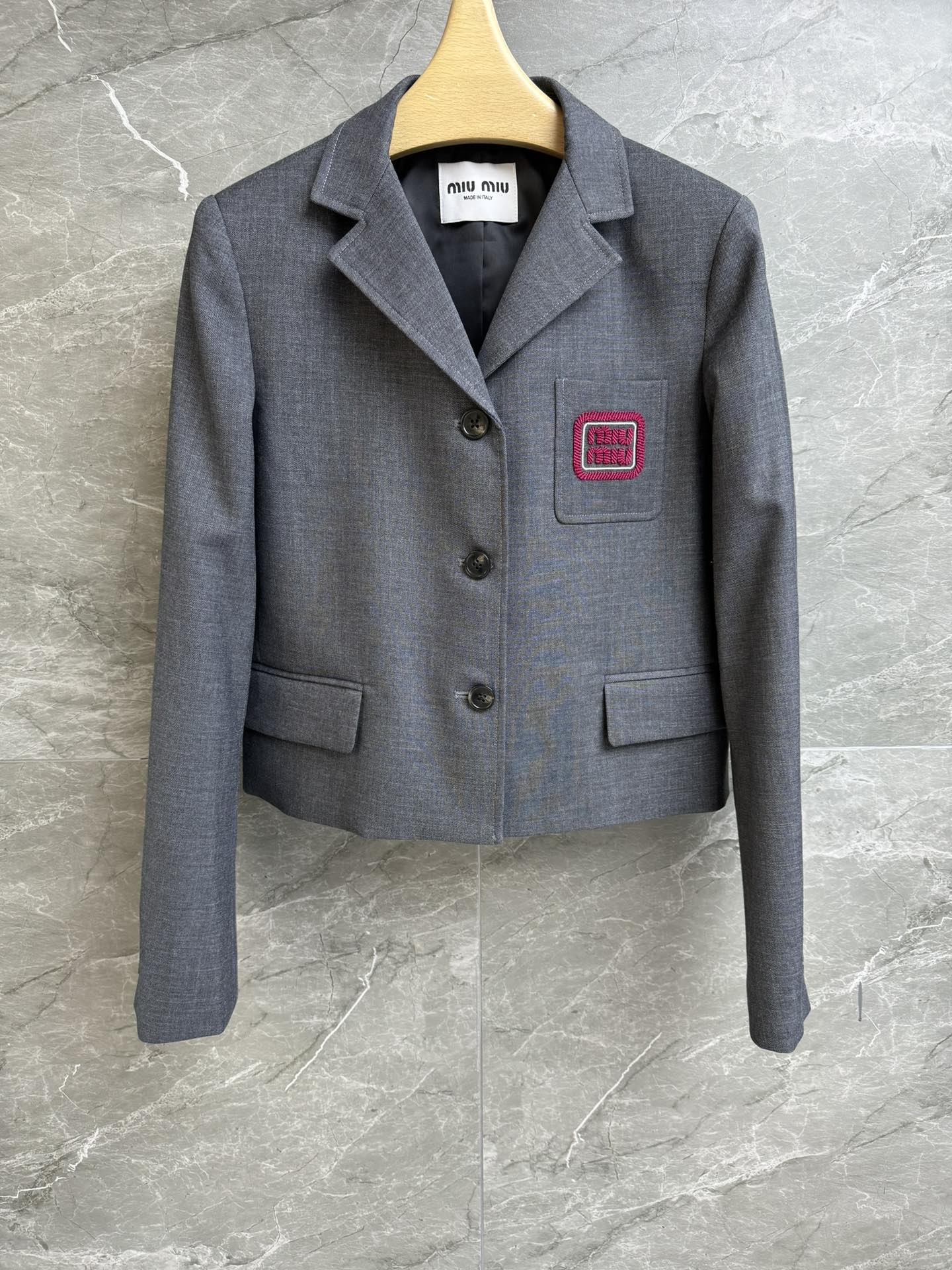 NO:311576,New early spring style is available. Miu letter logo short jacket. 2025 early spring series. Lapel single-breasted design. Red letter logo embellished pockets. Fashionable personality. Customized wool fabric. Short style. Slim and temperament. Full trademark. Size SML,,miumiu, jackets & coats,alexander wang.19860909早春新款上新啦 Miu字母徽标短外套 2025早春系列 翻领单排扣设计 红标字母徽标点缀口袋 时髦个性 定制羊毛面料 短款版型 上身显瘦又气质 商标齐全 尺码SML,,miumiu,jackets & coats,alexander wang,Women's clothing