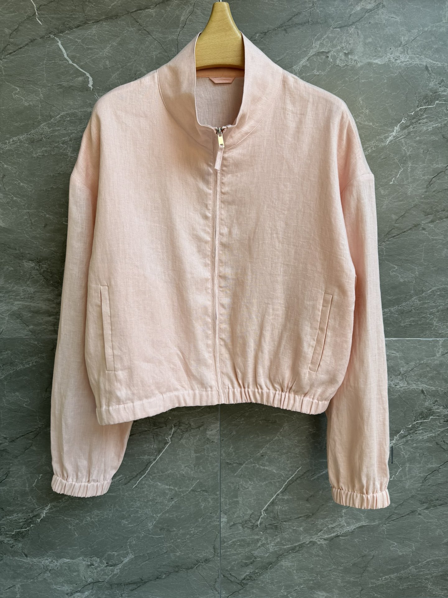 NO:324864,New early spring style is available. Three-color linen jacket. New 2025 early spring products. Stand collar zipper design. Minimalist silhouette cut. Show free and casual slack. Custom linen fabric. Light, comfortable and breathable. Loose style. Slim and temperament on the upper body. Size SML,, jackets & coats,alexander wang.19860909早春新款上新啦 三色亚麻外套 2025早春新品 立领拉链设计 极简廓形剪裁 尽显自由随性松弛感 定制亚麻面料 轻薄舒适透气 宽松版型 上身显瘦又气质 尺码SML,,jackets & coats,alexander wang,Women's clothing