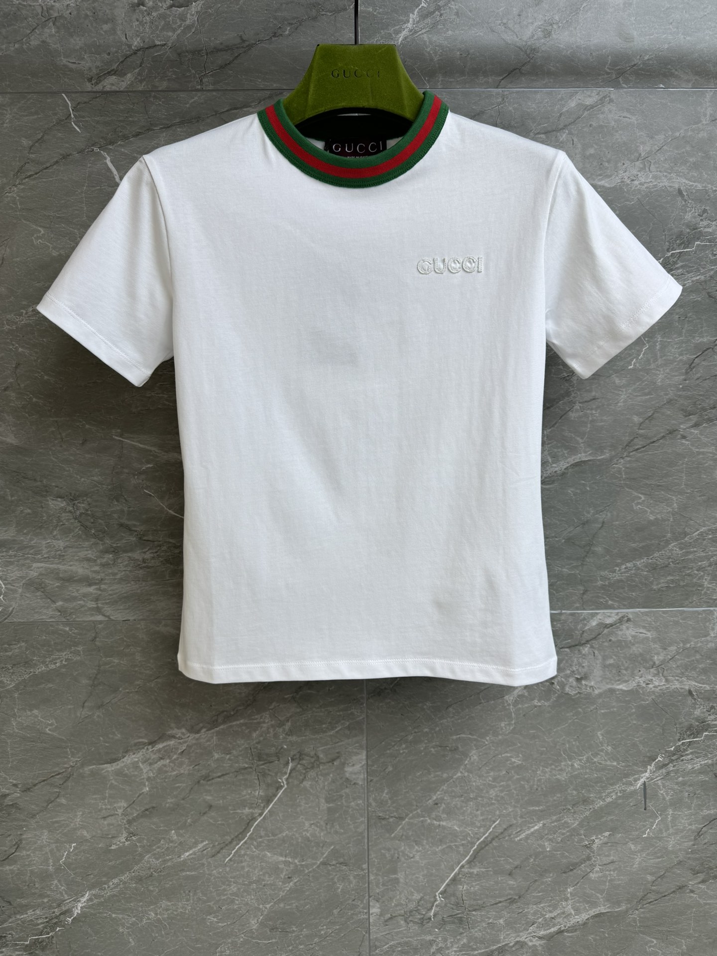 NO:325413,New models are shipped in early spring!  G Home Decoration Hibernant T-shirt 2025 Early Spring Series Red and Green Webbing Piping Design Letter Logo Applique Embroidery Fashionable and High-end Customized Cotton Fabric Comfortable and Skin-friendly Slim fit style Slim and versatile on the upper body Full trademark Size SML,,gucci,tees, t-shirt,alexander wang19860909早春新款出货啦！ G家饰织带T恤 2025早春系列 红绿织带滚边设计 字母logo贴布刺绣 时髦高级 定制纯棉面料 舒适亲肤 修身版型 上身显瘦又百搭 商标齐全 尺码SML,,gucci,tees，t-shirt,alexander wang,Women's clothing