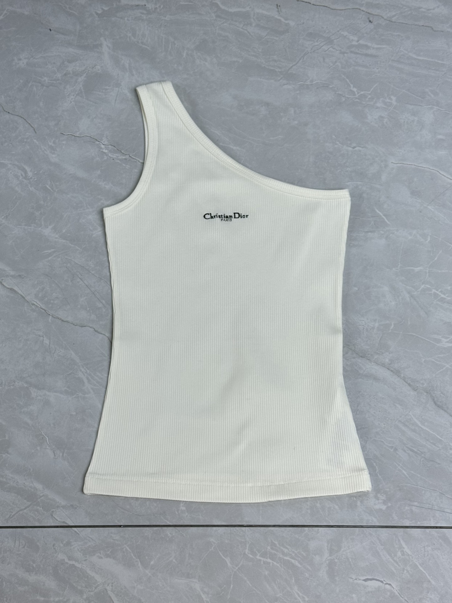 NO:312051,New spring and summer models are available!  D home asymmetric vest 2025 spring and summer series Asymmetrical off-shoulder design Letter logo embroidery pattern embellishment fashionable personality Customized cotton fabric Comfortable and skin-friendly elastic slim fit style Upper body looks slim and temperament Full trademark size SML, dior, alexander wang19860909春夏新款上新啦！ D家不对称背心 2025春夏系列 不对称露肩设计 字母logo刺绣图案点缀 时髦个性 定制纯棉面料 舒适亲肤 弹力修身版型 上身显瘦又气质 商标齐全 尺码SML,,dior,alexander wang,Women's clothing