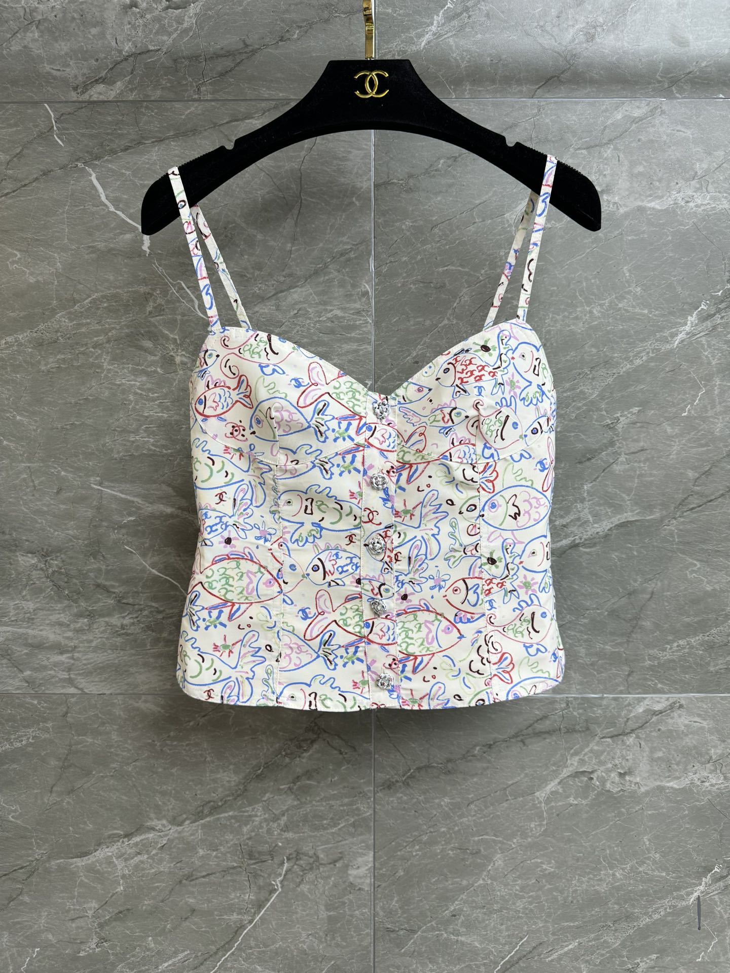 NO:312530,New early spring models are shipped. Xiangjia painted small fish suspender vest. 2025 early spring vacation series. Exquisite diamond buckle decoration. Colorful graffiti small fish print pattern. Full of childlike fun. Age-reducing fashionable. Customized silky fabric. Clever and comfortable. Slim fit. Slim and elegant. Full trademark. Size SML, chanel, alexander wang.19860909早春新款出货啦 香家彩绘小鱼吊带背心 2025早春度假系列 精致钻扣装饰 彩色涂鸦小鱼印花图案 充满童趣 减龄时髦 定制丝滑面料 挺括舒适 修身版型 上身显瘦又气质 商标齐全 尺码SML,,chanel,alexander wang,Women's clothing