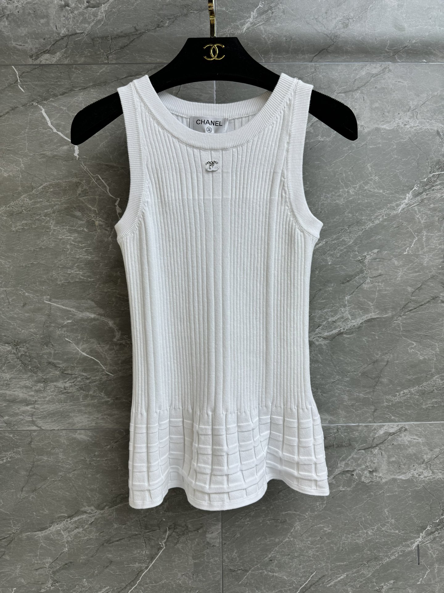 NO:322611,New spring and summer models are shipped. Xiangjia horizontal knitted vest. 2025 early spring preview series. Gradient logo embellishment on chest. Hem horizontal pit strip texture. Fashionable and high-end custom knitted fabric. Comfortable and skin-friendly. Elastic slim fit. Upper body looks slim and temperament. Full trademark size SML, chanel, alexander wang19860909春夏新款出货啦 香家横纹针织背心 2025早春预告系列 胸前渐变logo徽标点缀 下摆横纹坑条纹理 时髦高级 定制针织面料 舒适亲肤 弹力修身版型 上身显瘦又气质 商标齐全 尺码SML,,chanel,alexander wang,Women's clothing