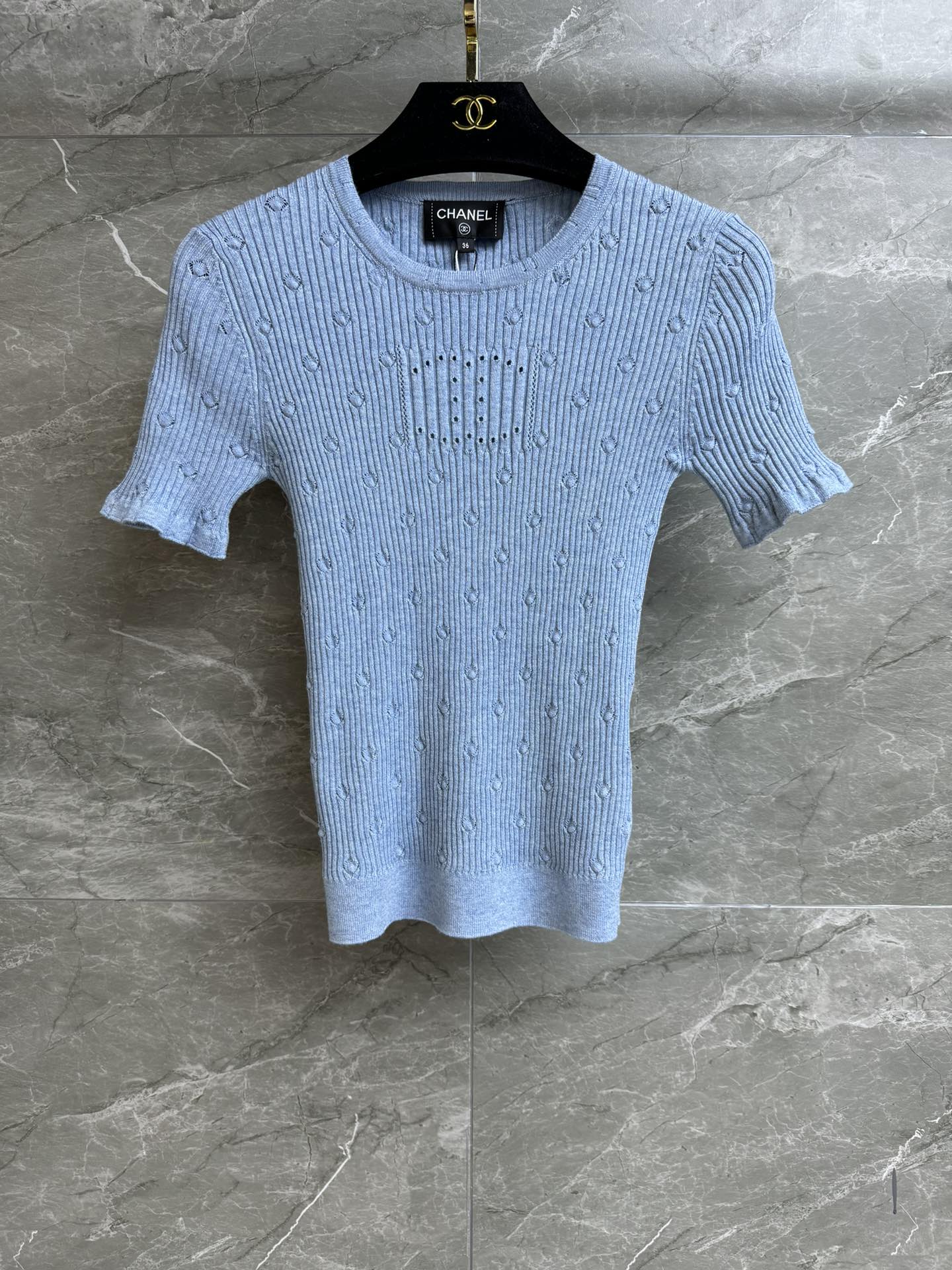 NO:312536,New spring and summer models are shipped. Xiangjia hollow double C polka dot short sleeves. 2025 early spring preview series. Round neckline design. Three-dimensional polka dot combined with double C hollow pattern. Blue color is fresh and elegant. Cotton knitted fabric. Comfortable and skin-friendly. Elastic slim fit. The upper body looks slim and temperament. Full trademark. Size SML, chanel, T-shirt, alexander wang.19860909春夏新款出货啦 香家镂空双C波点短袖 2025早春预告系列 圆领领口设计 立体波点结合双C镂空图案 蓝色配色清新淡雅 棉质针织面料 舒适亲肤 弹力修身版型 上身显瘦又气质 商标齐全 尺码SML,,chanel,T-shirt,alexander wang,Women's clothing