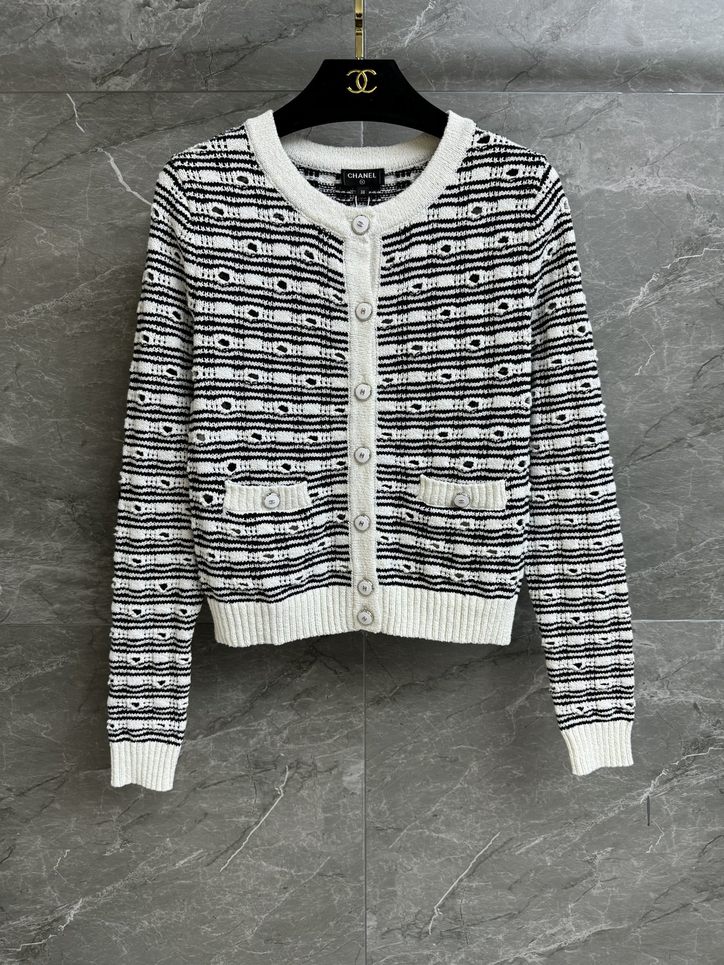 NO:322604,New spring and summer models are shipped. Xiangjia black and white striped cardigan. 2025 early spring preview series. Round neck single-breasted design. Black and white striped color matching. Hollow knitted texture. Gentle and high-end. Cotton knitted fabric. Soft and glutinous. Comfortable and skin-friendly. Short style. Slim and temperament on the upper body. Full trademark. Size SML, chanel, alexander wang.19860909春夏新款出货啦 香家黑白条纹开衫 2025早春预告系列 圆领单排扣设计 黑白条纹配色 镂空编织纹理 温柔高级 棉质针织面料 软糯舒适亲肤 短款版型 上身显瘦又气质 商标齐全 尺码SML,,chanel,alexander wang,Women's clothing