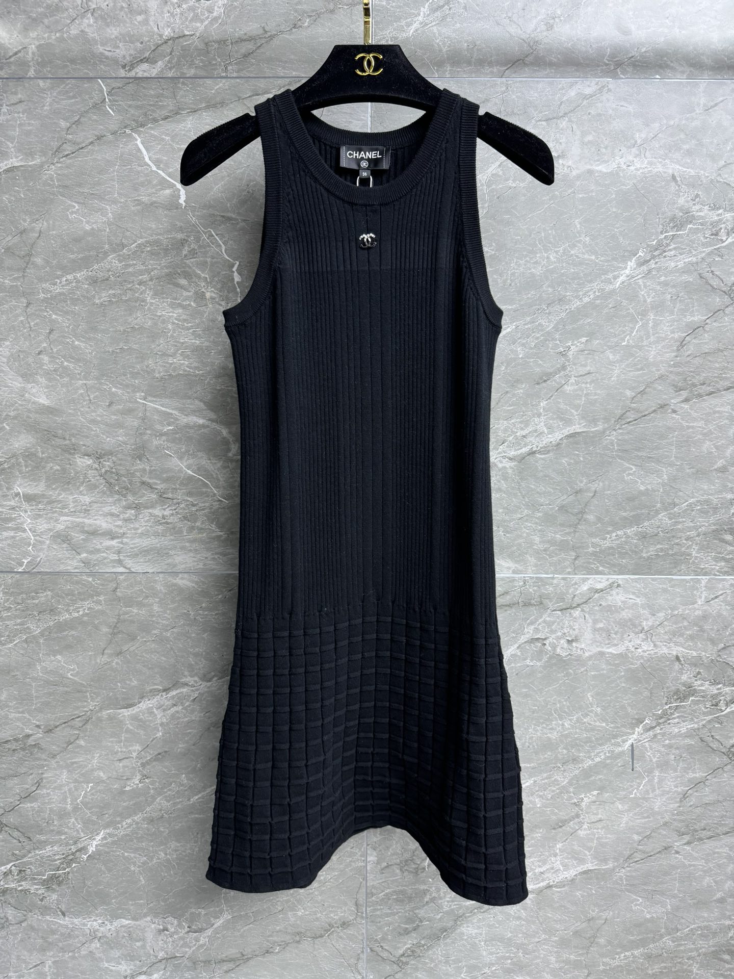 NO:313128,New spring and summer models are shipped. Xiangjia horizontal knitted vest skirt. Early spring preview series. Gradient logo embellishment on chest. Hem horizontal pit strip texture. Fashionable and high-end custom knitted fabric. Comfortable and skin-friendly. Elastic slim fit. Upper body looks slim and temperament. Full trademark size SML, chanel, skirts, alexander wang.19860909春夏新款出货啦 香家横纹针织背心裙 早春预告系列 胸前渐变logo徽标点缀 下摆横纹坑条纹理 时髦高级 定制针织面料 舒适亲肤 弹力修身版型 上身显瘦又气质 商标齐全 尺码SML,,chanel,skirts,alexander wang,Women's clothing