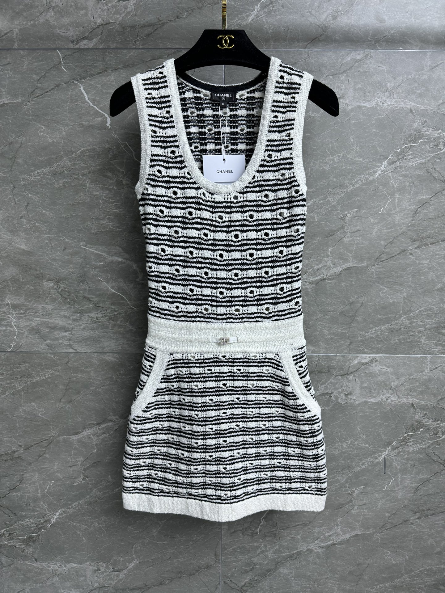 NO:313125,New spring and summer models are shipped. Xiangjia hollow striped vest skirt. Early spring preview series. Temperament U-neck. Black and white striped color matching. Hollow knitted texture. Gentle and high-end. Cotton knitted fabric. Comfortable and skin-friendly. Slim fit. Upper body looks slim and temperament. Full trademark size SML, chanel, skirts, alexander wang.19860909春夏新款出货啦 香家镂空条纹背心裙 早春预告系列 气质U字领口 黑白条纹配色 镂空编织纹理 温柔高级 棉质针织面料 舒适亲肤 修身版型 上身显瘦又气质 商标齐全 尺码SML,,chanel,skirts,alexander wang,Women's clothing