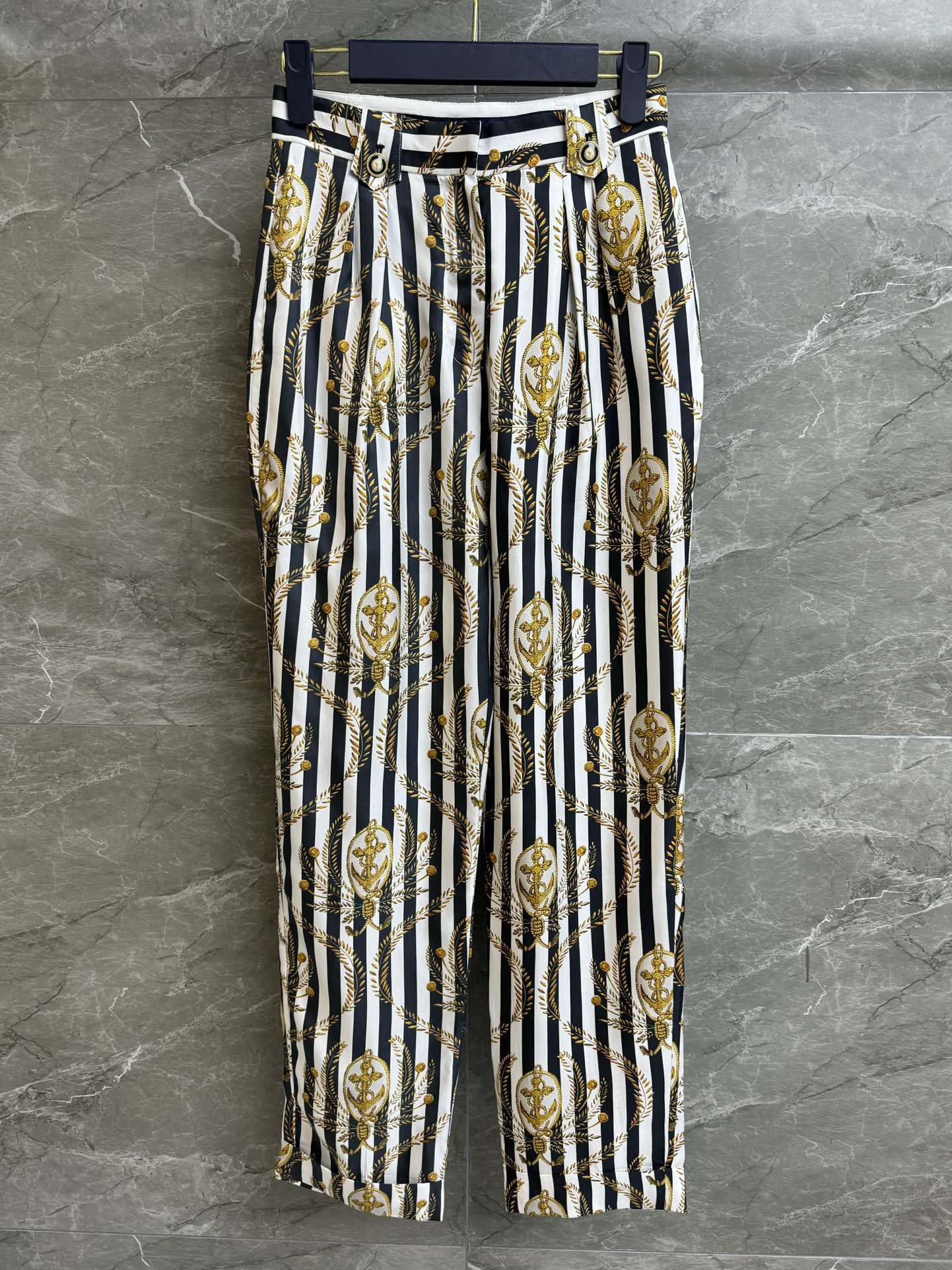 NO:328111,New spring and summer models are available. L family striped anchor silk pants. Nautical series. High waist design elongated leg proportions. Striped anchor printed pattern. Lazy and fashionable vacation style. Custom twill silk fabric. Skin-friendly and comfortable. Straight-mounted version. Slim and versatile. Full trademark size. SML,,louis vuitton, real silk,alexander wang.19860909春夏新款上新啦 L家条纹船锚真丝裤 航海系列 高腰设计拉长腿部比例 采用条纹船锚印花图案 慵懒时尚度假风 定制斜纹真丝面料 亲肤舒适 直筒版型 上身显瘦又百搭 商标齐全 尺码SML,,louis vuitton,real silk,alexander wang,Women's clothing