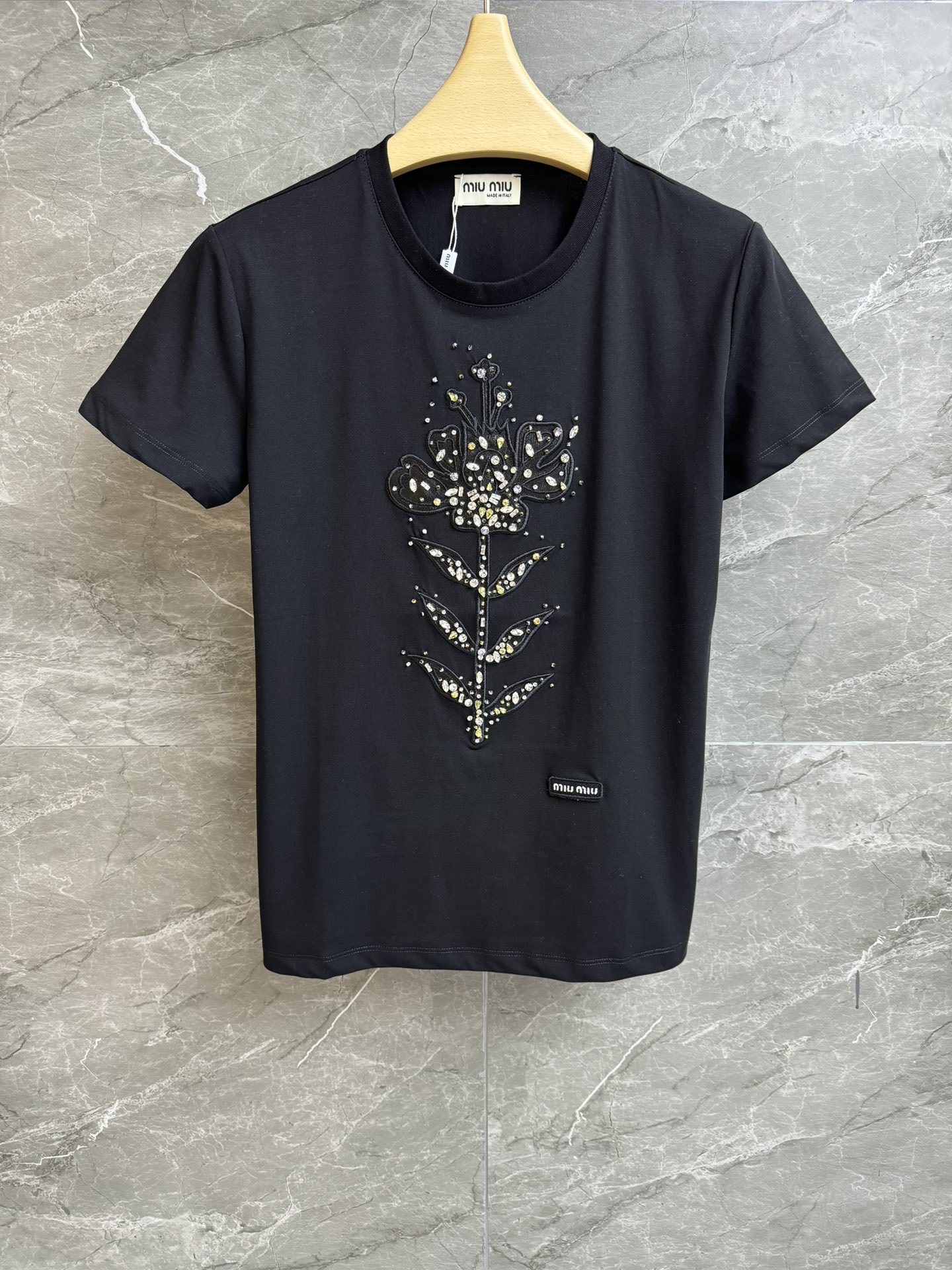 NO:321468,New early spring style is available. Miu beaded embroidered T-shirt 2025 early spring series. Round neckline design. Plant and flower beaded embroidered pattern. Exquisite and fashionable. Imported pure cotton fabric. Comfortable and skin-friendly and breathable. Normal style. Slim and versatile. Full trademark. Size SML,,miumiu,tees, t-shirt,alexander wang.19860909早春新款上新啦 Miu钉珠刺绣T恤 2025早春系列 圆领领口设计 植物花卉钉珠刺绣图案 精致时髦减龄 进口纯棉面料 舒适亲肤透气 正常版型 上身显瘦又百搭 商标齐全 尺码SML,,miumiu,tees，t-shirt,alexander wang,Women's clothing