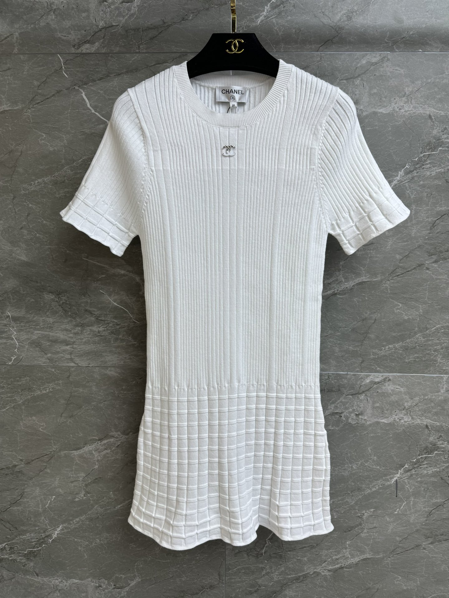 NO:320685,New spring and summer models are shipped. Xiangjia horizontal knitted skirt. 2025 early spring preview series. Gradient logo embellishment on chest. Hem horizontal pit strip texture. Fashionable and high-end custom knitted fabric. Comfortable and skin-friendly. Elastic slim fit. Upper body looks slim and temperament. Full trademark size SML, chanel, skirts, alexander wang19860909春夏新款出货啦 香家横纹针织裙 2025早春预告系列 胸前渐变logo徽标点缀 下摆横纹坑条纹理 时髦高级 定制针织面料 舒适亲肤 弹力修身版型 上身显瘦又气质 商标齐全 尺码SML,,chanel,skirts,alexander wang,Women's clothing