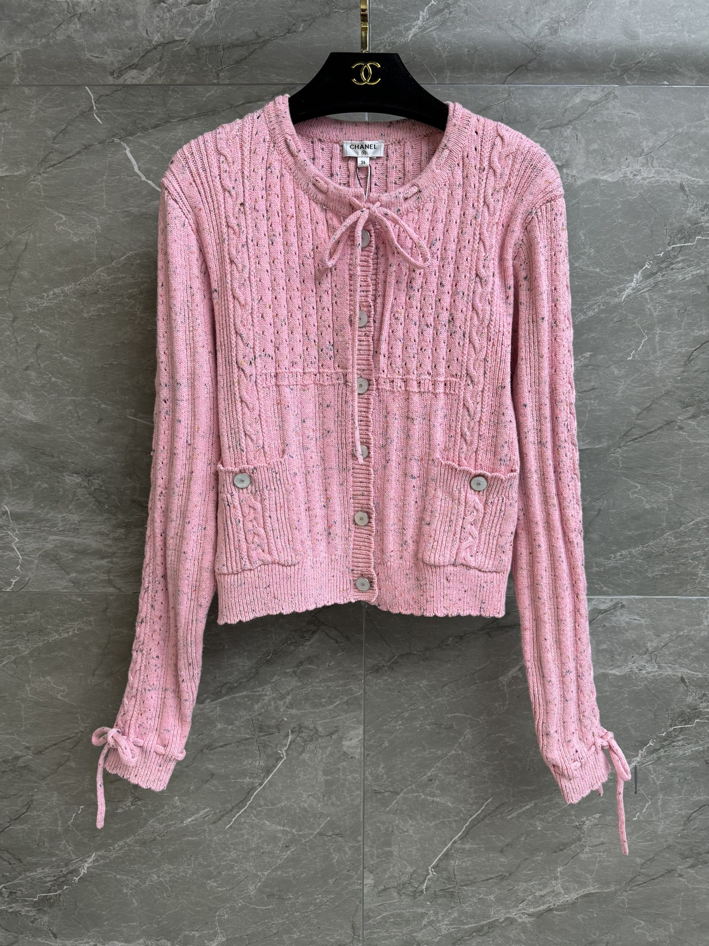 NO:321007,New early spring models are shipped. Xiangjia pink drawstring cardigan. 2025 early spring vacation series. Drawstring lace design. Pink hollow vertical jacquard. Age-reducing fashionable and advanced. Fixed weaving and dyeing yarn. Soft and comfortable. Normal style. Slim and temperament on the upper body. Full trademark. Size SML, chanel, alexander wang.19860909早春新款出货啦 香家粉色抽绳开衫 2025早春度假系列 抽绳系带设计 粉色镂空竖纹提花 减龄时髦高级 定织定染纱线 柔软舒适 正常版型 上身显瘦又气质 商标齐全 尺码SML,,chanel,alexander wang,Women's clothing