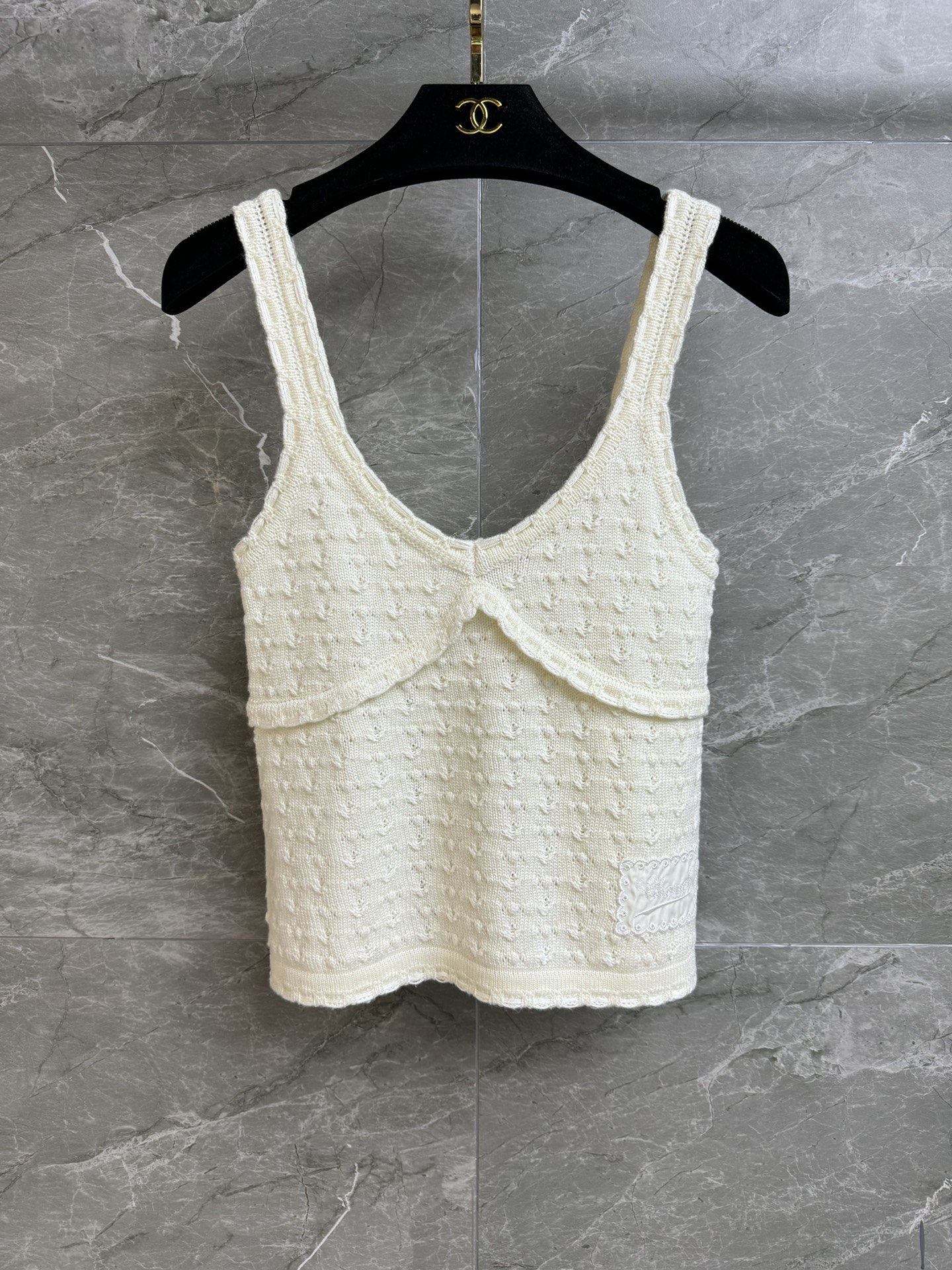 NO:320688,New early spring models are shipped. Xiangjia three-dimensional pattern vest. 2025 early spring preview series. French pure style. Three-dimensional crochet pattern. Hem logo embroidered logo decoration. Gentle and high-end cashmere knitted fabric. Comfortable and skin-friendly and breathable. Slim fit style. Slim and elegant upper body. Full trademark size SML, chanel, alexander wang19860909早春新款出货啦 香家立体花纹背心 2025早春预告系列 法式纯欲风 采用立体钩织花纹 下摆logo刺绣徽标装饰 温柔高级 羊绒针织面料 舒适亲肤透气 修身版型 上身显瘦又气质 商标齐全 尺码SML,,chanel,alexander wang,Women's clothing