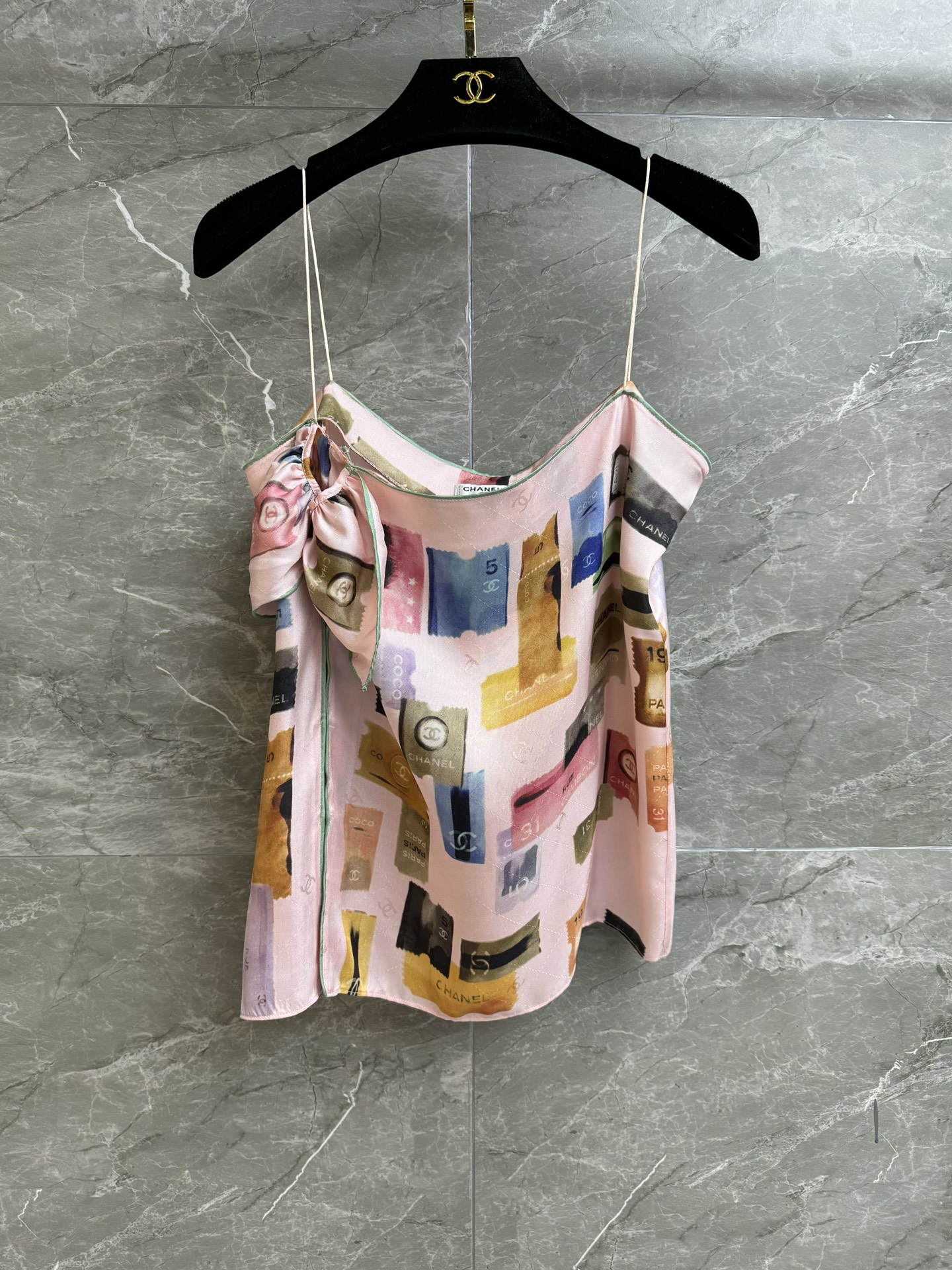 NO:322629,New early spring models are available. Xiangjia color stamp scarf suspender 2025 early spring series suspender strap design. Color stamp double C letter printing pattern. Gentle and high-end color matching. Heavy silk fabric. Silky and comfortable and shiny. Slim fit style. The upper body looks slim and fashionable. Full trademark. Size SML, chanel, real silk, alexander wang.19860909早春新款上新啦 香家彩色邮票丝巾吊带 2025早春系列 吊带抹胸设计 彩色邮票双C字母印花图案 配色温柔高级 重磅真丝面料 丝滑舒适有光泽 修身版型 上身显瘦又时髦 商标齐全 尺码SML,,chanel,real silk,alexander wang,Women's clothing