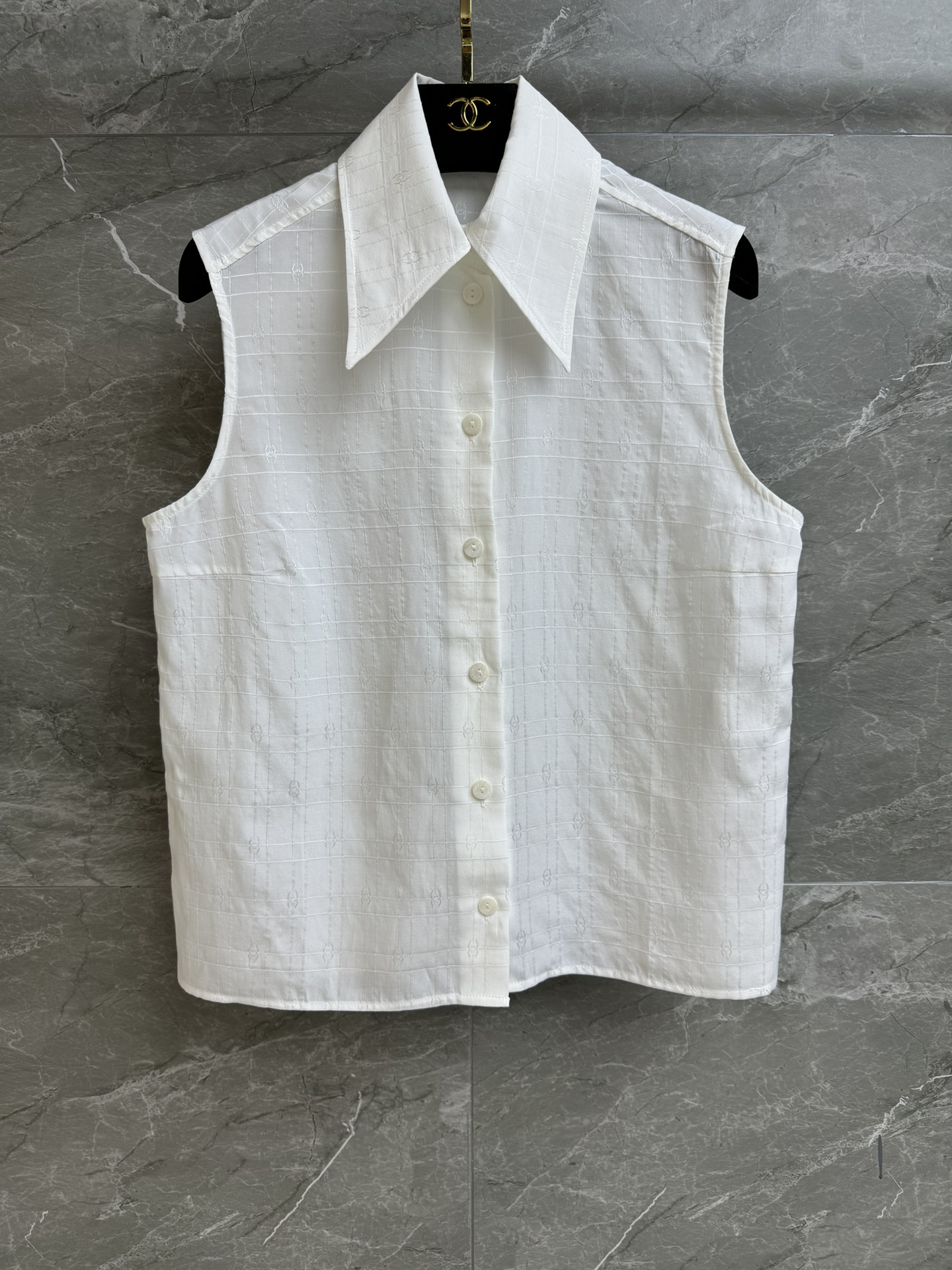 NO:320691,New early spring style is available. Xiangjia dark pattern jacquard sleeveless shirt. 2025 early spring vacation series. Lapel sleeveless design. Double C dark pattern jacquard pattern. Fully high-end. Customized silk cotton fabric. Comfortable and breathable. Loose style. Slim and temperament on the upper body. Full trademark. Size SML, chanel, alexander wang.19860909早春新款上新啦 香家暗纹提花无袖衬衣 2025早春度假系列 翻领无袖设计 双C暗纹提花图案 高级感十足 定制丝棉面料 舒适透气 宽松版型 上身显瘦又气质 商标齐全 尺码SML,,chanel,alexander wang,Women's clothing