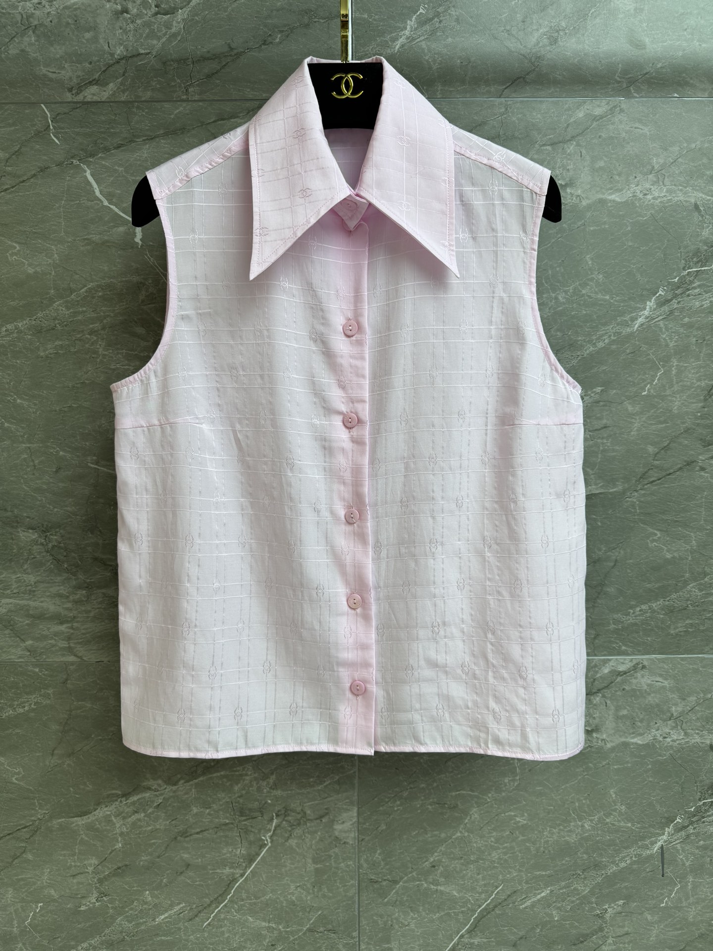 NO:320679,New early spring style is available. Xiangjia dark pattern jacquard sleeveless shirt. 2025 early spring vacation series. Lapel sleeveless design. Double C dark pattern jacquard pattern. Fully high-end. Customized silk cotton fabric. Comfortable and breathable. Loose style. Slim and temperament on the upper body. Full trademark. Size SML, chanel, alexander wang.19860909早春新款上新啦 香家暗纹提花无袖衬衣 2025早春度假系列 翻领无袖设计 双C暗纹提花图案 高级感十足 定制丝棉面料 舒适透气 宽松版型 上身显瘦又气质 商标齐全 尺码SML,,chanel,alexander wang,Women's clothing