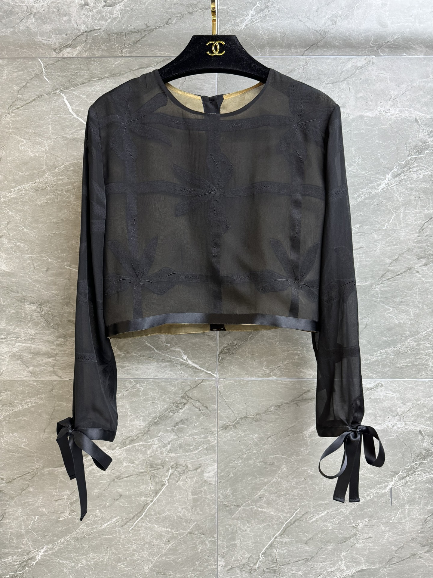 NO:322626,New early spring models are shipped. Xiangjia bow silk top 2025 early spring series. Round neckline design. Cuff bow strap. Bow embroidered jacquard. Slight perspective. Highlight hazy beauty. Customized Organya silk fabric. Light and breathable. Short style. Slim and temperament on the upper body. Full trademark. Size SML, chanel, real silk, alexander wang.19860909早春新款出货啦 香家蝴蝶结真丝短上衣 2025早春系列 圆领领口设计 袖口蝴蝶结绑带 蝴蝶结刺绣提花 微微透视 突出朦胧美感 定制欧根纱真丝面料 轻薄透气 短款版型 上身显瘦又气质 商标齐全 尺码SML,,chanel,real silk,alexander wang,Women's clothing