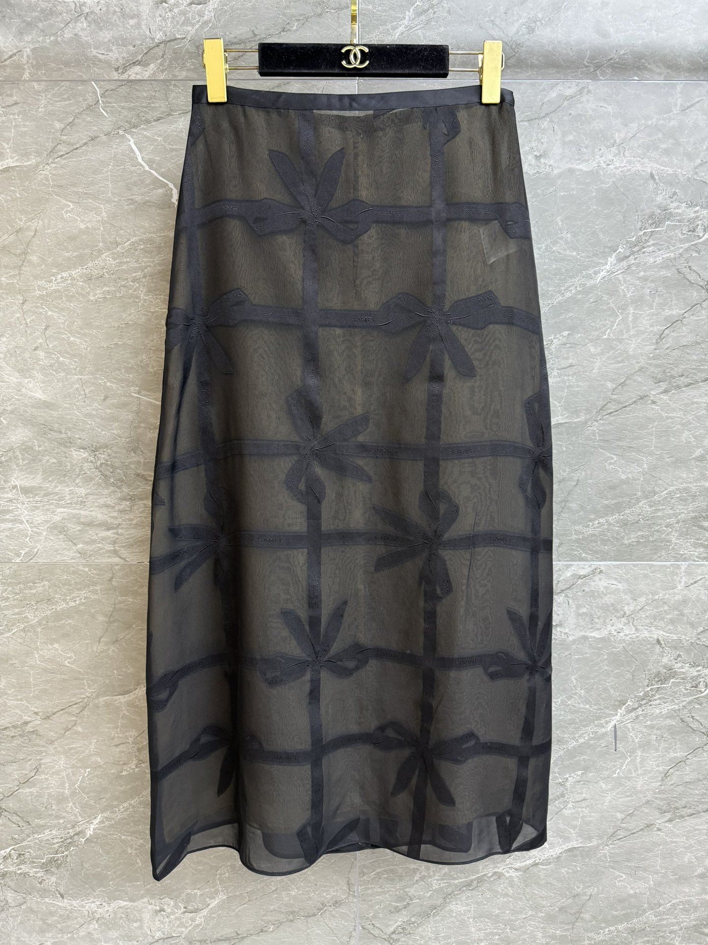 NO:322623,New early spring style is shipped. Xiangjia bow silk skirt. 2025 early spring series. Ribbon edge decoration. Bow checked jacquard. Slightly transparent. Show sexy and high-end charm. Customized Organya silk fabric. Light and breathable. A-line skirt style. Slim and temperament. Full trademark. Size SML, chanel, skirts, real silk, alexander wang.19860909早春新款出货啦 香家蝴蝶结真丝半裙 2025早春系列 飘带包边装饰 蝴蝶结格纹提花 微微透视 尽显性感高级魅惑 定制欧根纱真丝面料 轻薄透气 A字半身裙版型 上身显瘦又气质 商标齐全 尺码SML,,chanel,skirts,real silk,alexander wang,Women's clothing