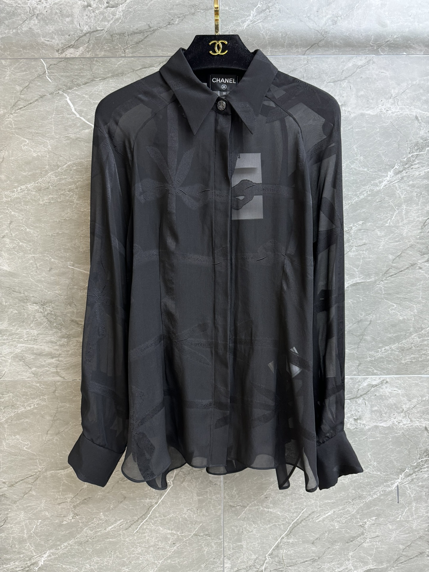 NO:322620,New early spring style is shipped. Xiangjia bow silk shirt. 2025 early spring series. Lapel single-breasted design. Rhinestone double C button embroidery. Looming perspective. Highlight hazy beauty. Custom silk fabric. Light and flexible. Loose style. Slim and temperament on the upper body. Full trademark. Size SML, chanel, real silk, alexander wang.19860909早春新款出货啦 香家蝴蝶结真丝衬衣 2025早春系列 翻领单排扣设计 水钻双C纽扣点缀 格纹蝴蝶结刺绣提花 若隐若现的透视感 突出朦胧美感 定制真丝面料 轻薄灵动飘逸 宽松版型 上身显瘦又气质 商标齐全 尺码SML,,chanel,real silk,alexander wang,Women's clothing