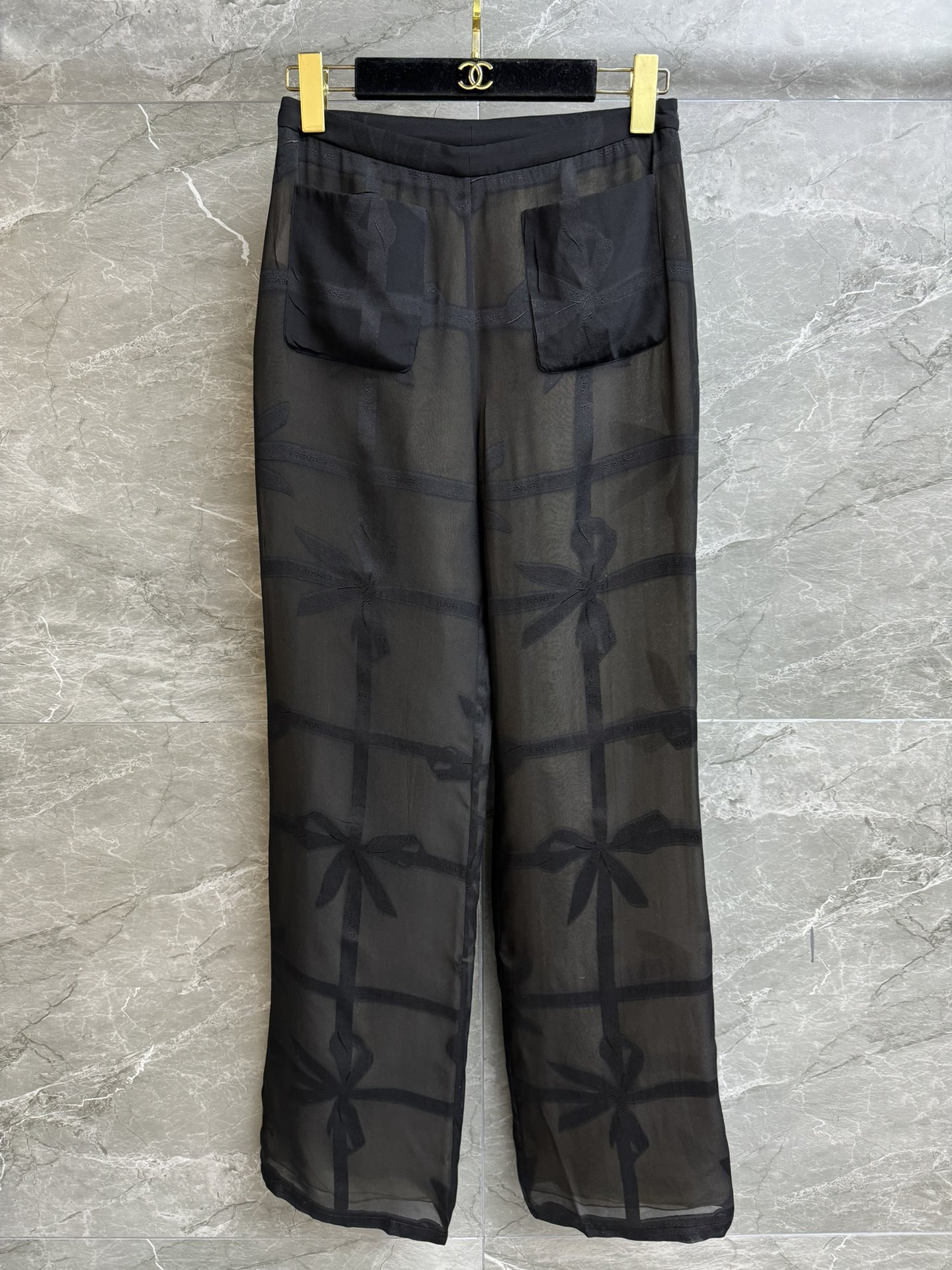 NO:322617,New early spring style is shipped. Xiangjia bow silk pants. 2025 early spring series. Classic checkered with bow jacquard. Slightly transparent. Show sexy and high-end charm. Customized double-layer silk fabric. Light and breathable. High-waisted straight-leg pants style. The upper body looks slim and versatile. Full trademark. Size SML, chanel, real silk, alexander wang.19860909早春新款出货啦 香家蝴蝶结真丝裤 2025早春系列 经典格纹搭配蝴蝶结提花 微微透视 尽显性感高级魅惑 定制双层真丝面料 轻薄透气 高腰直筒裤版型 上身显瘦又百搭 商标齐全 尺码SML,,chanel,real silk,alexander wang,Women's clothing