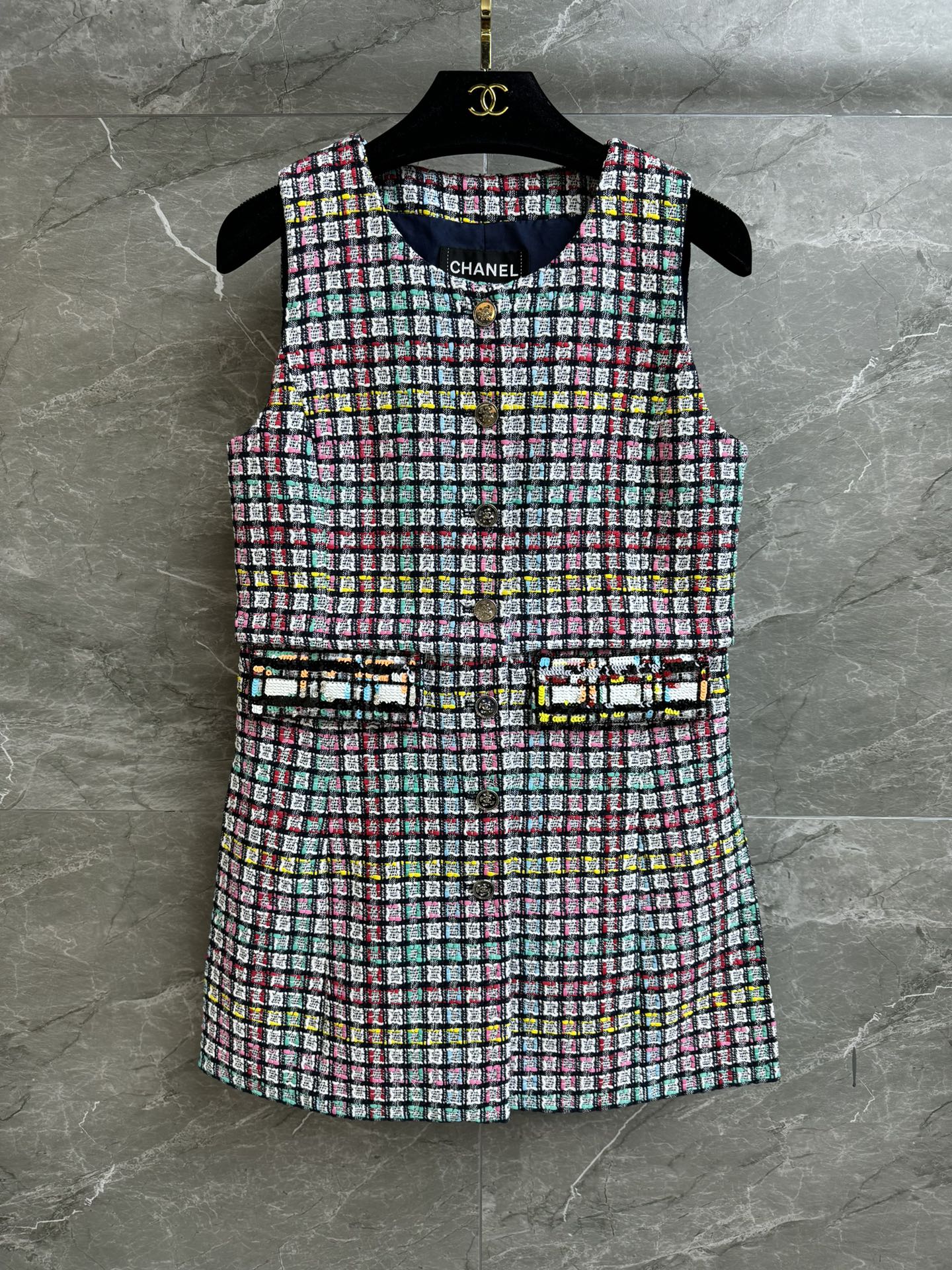 NO:321028,New spring and summer models are available. Xiangjia colorful checkered dress. 2025 early spring vacation series. Round neck single-breasted slit design on both sides. Colorful plaid intertwined pocket sequins embellishment. Exquisite and elegant. Custom tweed fabric. Silk lining. A-swing waist-hugging style. The upper body looks slim and temperament. Full trademark. Size SML, chanel, skirts, real silk, alexander wang.19860909春夏新款上新啦 香家彩色方格连衣裙 2025早春度假系列 圆领单排扣 两侧开叉设计 彩色格子交织 口袋亮片点缀 精致优雅 定制斜纹软呢面料 真丝里衬 A摆收腰版型 上身显瘦又气质 商标齐全 尺码SML,,chanel,skirts,real silk,alexander wang,Women's clothing