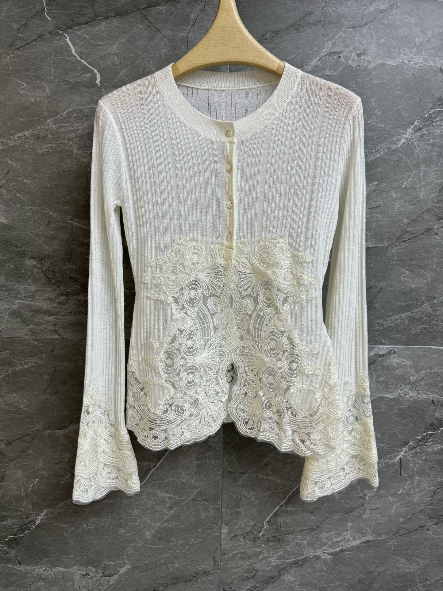 NO:324859,New early spring models are available!  ES lace spliced ​​knitted cardigan 2025 early spring series round neck single-breasted heavy industry water-soluble lace embroidery splicing French romantic and elegant exudes charming charm Wool knitted fabric comfortable and skin-friendly elastic slim fit style upper body slim and temperament Full trademark size SML, alexander wang19860909早春新款上新啦！ ES蕾丝拼接针织开衫 2025早春系列 圆领单排扣 重工水溶蕾丝刺绣拼接 法式浪漫优雅 散发迷人的魅力 羊毛针织面料 舒适亲肤 弹力修身版型 上身显瘦又气质 商标齐全 尺码SML,,alexander wang,Women's clothing