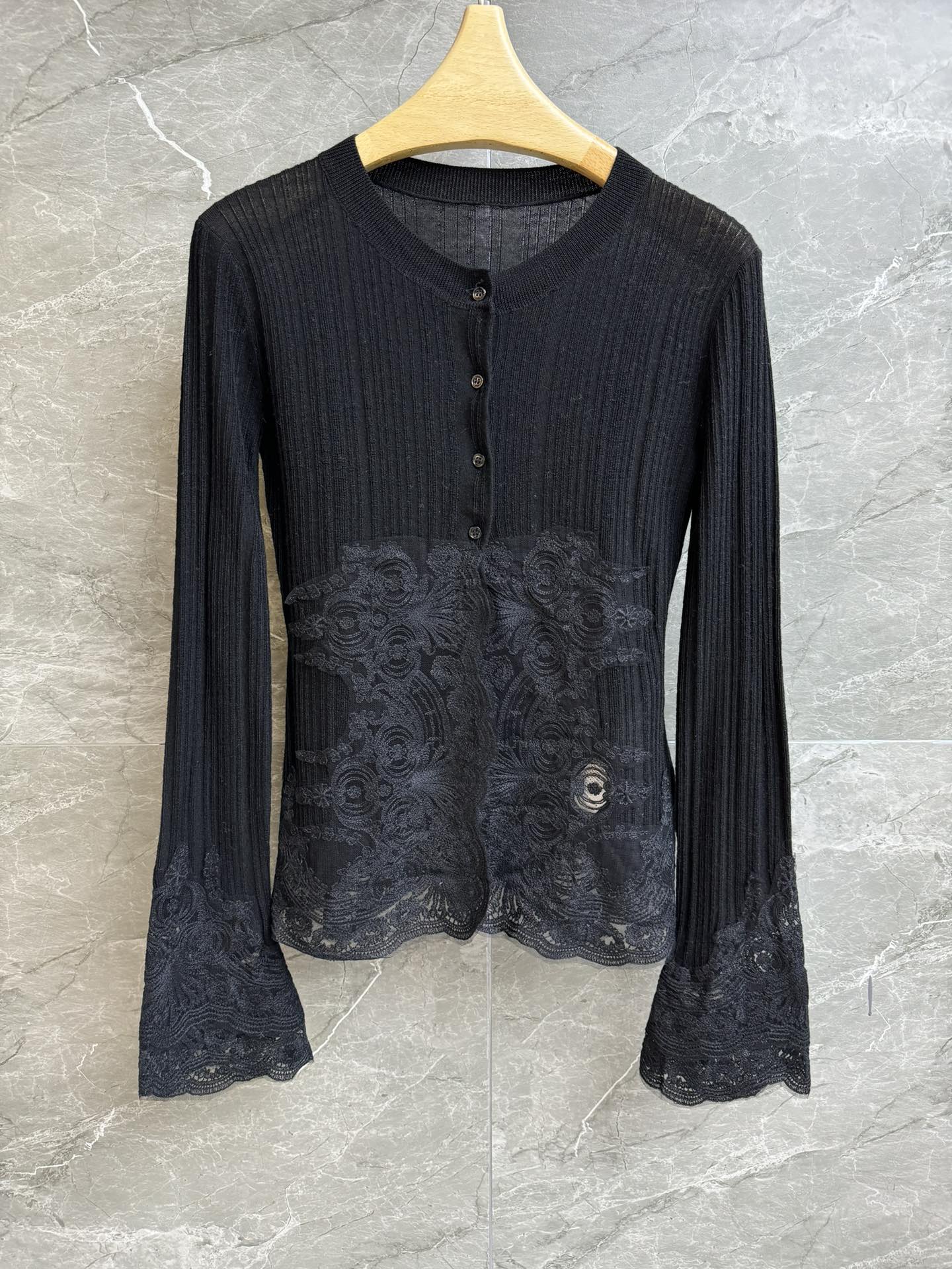 NO:324868,New early spring models are available!  ES lace spliced ​​knitted cardigan 2025 early spring series round neck single-breasted heavy industry water-soluble lace embroidery splicing French romantic and elegant exudes charming charm Wool knitted fabric comfortable and skin-friendly elastic slim fit style upper body slim and temperament Full trademark size SML, alexander wang19860909早春新款上新啦！ ES蕾丝拼接针织开衫 2025早春系列 圆领单排扣 重工水溶蕾丝刺绣拼接 法式浪漫优雅 散发迷人的魅力 羊毛针织面料 舒适亲肤 弹力修身版型 上身显瘦又气质 商标齐全 尺码SML,,alexander wang,Women's clothing