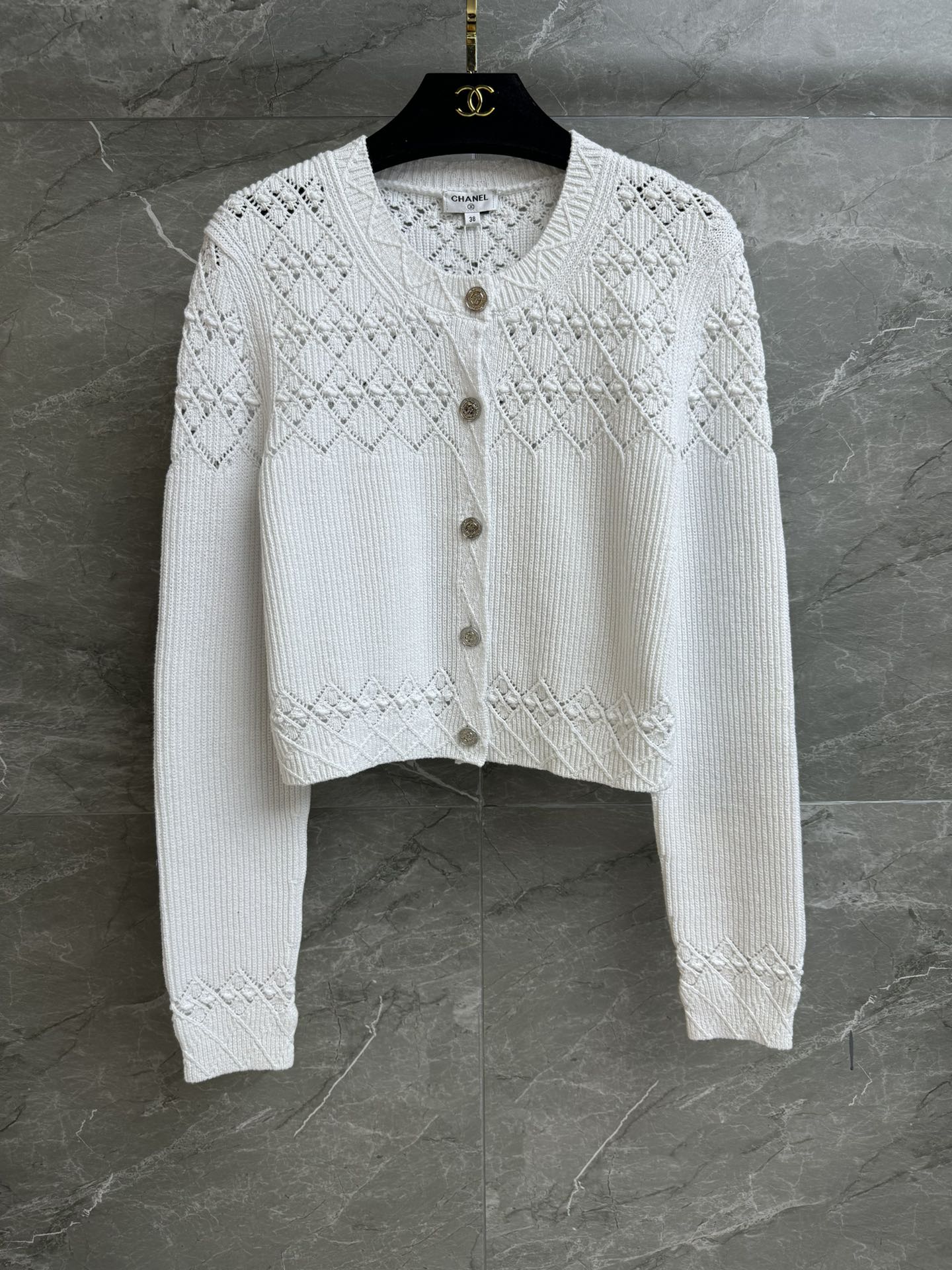 NO:321013,The higher version is shipped!  Xiangjia hollow hook and flower cardigan 2025 spring and summer series round neck single-breasted design exquisite double C button decoration three-dimensional hollow hook and flower diamond pattern gentle and high-end custom cotton blended yarn comfortable and crisp short style upper body slim and temperament Complete trademarks Equipped with cloth bag Size SML, chanel, alexander wang19860909高版本出货啦！ 香家镂空钩花开衫 2025春夏系列 圆领单排扣设计 精致双C纽扣装饰 立体镂空钩花菱格纹 温柔高级 定制棉质混纺纱线 舒适挺括 短款版型 上身显瘦又气质 商标齐全 配有布袋 尺码SML,,chanel,alexander wang,Women's clothing