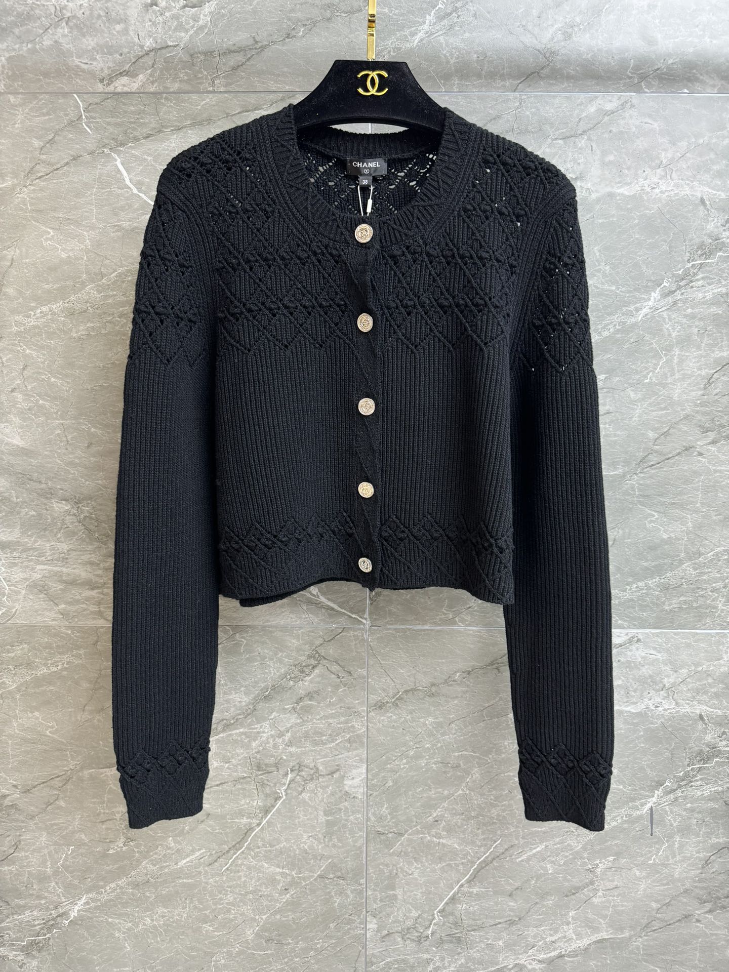 NO:321019,The higher version is shipped!  Xiangjia hollow hook and flower cardigan 2025 spring and summer series round neck single-breasted design exquisite double C button decoration three-dimensional hollow hook and flower diamond pattern gentle and high-end custom cotton blended yarn comfortable and crisp short style upper body slim and temperament Complete trademarks Equipped with cloth bag Size SML, chanel, alexander wang19860909高版本出货啦！ 香家镂空钩花开衫 2025春夏系列 圆领单排扣设计 精致双C纽扣装饰 立体镂空钩花菱格纹 温柔高级 定制棉质混纺纱线 舒适挺括 短款版型 上身显瘦又气质 商标齐全 配有布袋 尺码SML,,chanel,alexander wang,Women's clothing