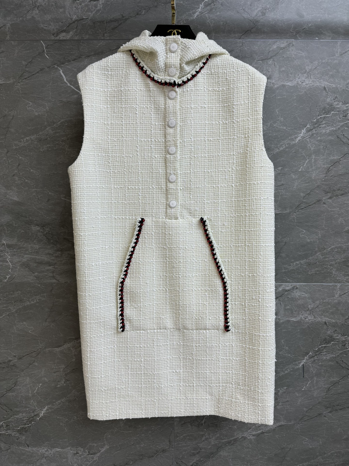 NO:321032,New early spring models are available!  Xiangjia white hooded dress 2025 early spring vacation series Hoodless design Handmade piping beaded webbing decoration Age-reducing gentle and high-end Customized wool tweed fabric Silk lining Straight-tube style Upper body looks slim and temperament Full trademark Size SML, Chanel, skirts, real silk, hats, alexander wang19860909早春新款上新啦！ 香家白色连帽连衣裙 2025早春度假系列 连帽无袖设计 手工滚边串珠织带装饰 减龄温柔高级 定制羊毛粗花呢面料 真丝里衬 直筒版型 上身显瘦又气质 商标齐全 尺码SML,,chanel,skirts,real silk,hats,alexander wang,Women's clothing