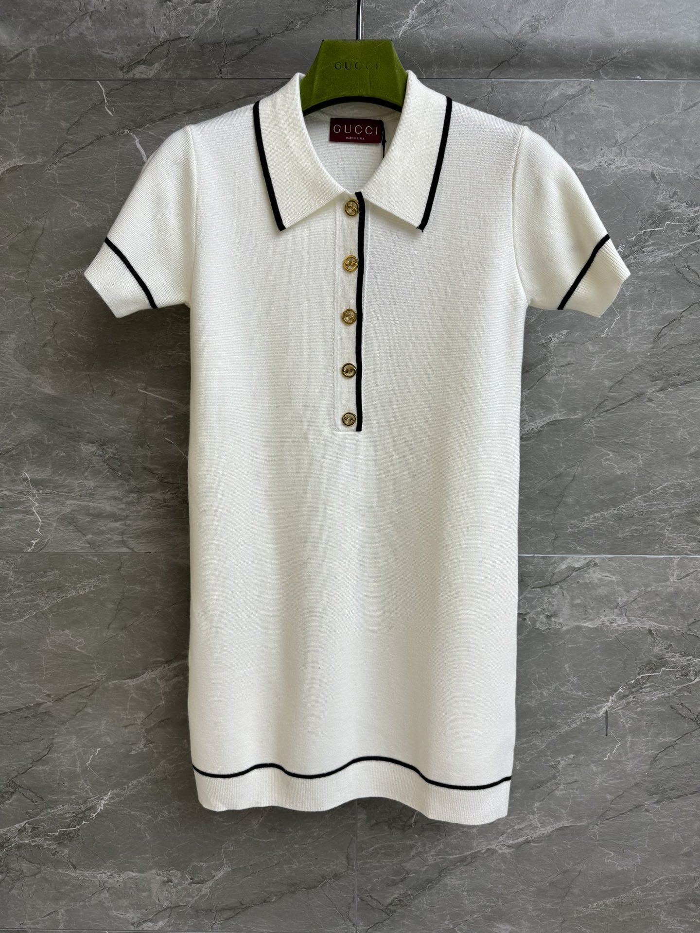 NO:325405,New models in early spring are available. G home short-sleeved Polo skirt 2025 spring and summer series. Classic polo collar design. Interlocking double C button decoration. Age-reducing fashionable and advanced. Wool knitted fabric. Soft and glutinous, comfortable and skin-friendly. Normal style. Slim and temperament on the upper body. Full trademark. Size SML,,gucci,skirts,T-shirt,alexander wang.19860909早春新款上新啦 G家短袖Polo裙 2025春夏系列 经典polo领设计 互扣式双C纽扣装饰 减龄时髦高级 羊毛针织面料 软糯舒适亲肤 正常版型 上身显瘦又气质 商标齐全 尺码SML,,gucci,skirts,T-shirt,alexander wang,Women's clothing