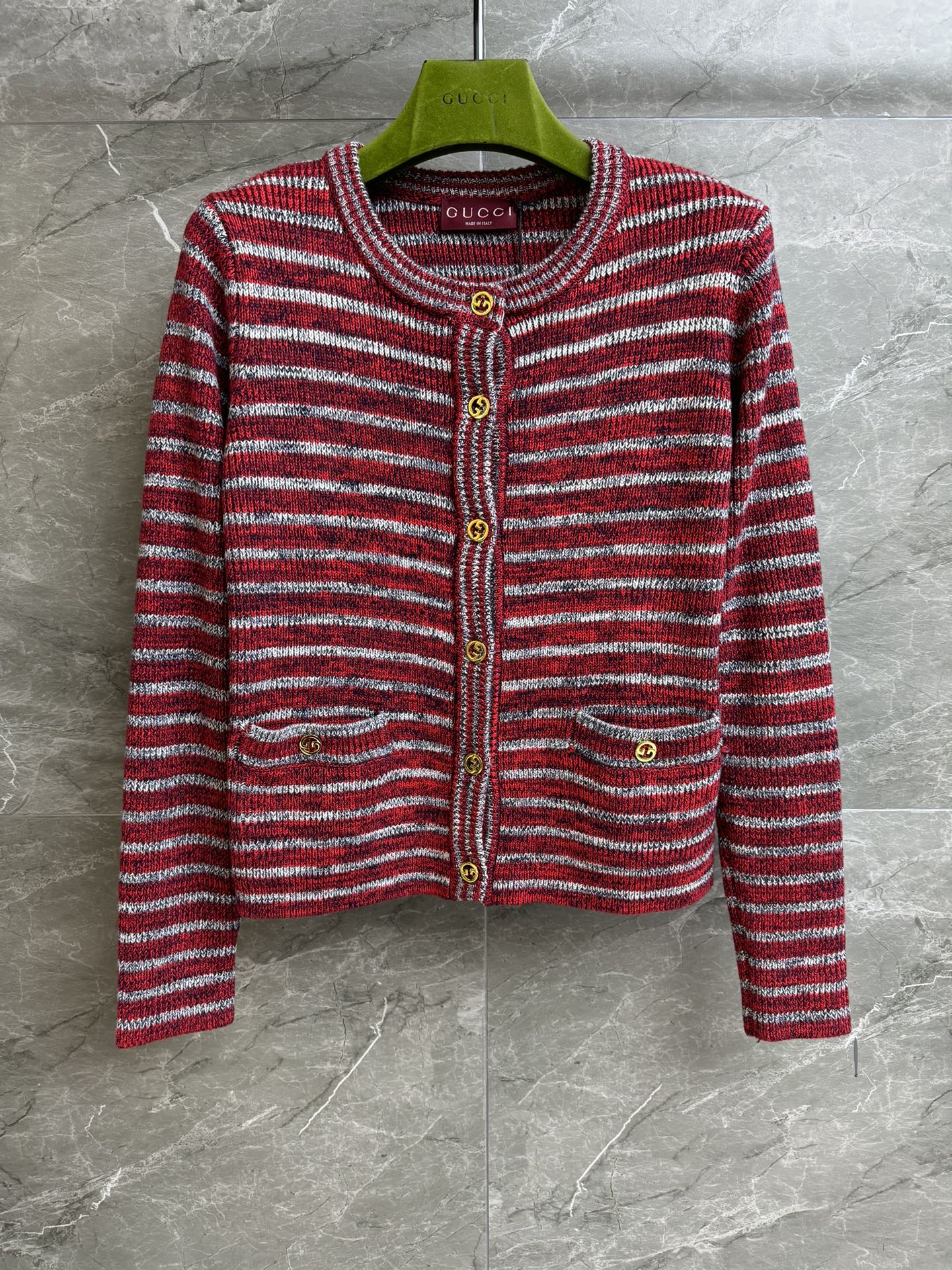 NO:321036,New early spring style is available. G home striped color-blocking cardigan 2025 spring and summer series. Round neck single-breasted design. Double G button decoration embellishment. Red striped color-blocking. Fashionable and retro. Wool blended fabric. Soft and comfortable skin-friendly. Normal style. Slim and versatile. Full trademark. Size SML,,gucci,alexander wang.19860909早春新款上新啦 G家条纹拼色开衫 2025春夏系列 圆领单排扣设计 双G纽扣装饰点缀 红色条纹拼色 时髦复古 羊毛混纺面料 柔软舒适亲肤 正常版型 上身显瘦又百搭 商标齐全 尺码SML,,gucci,alexander wang,Women's clothing