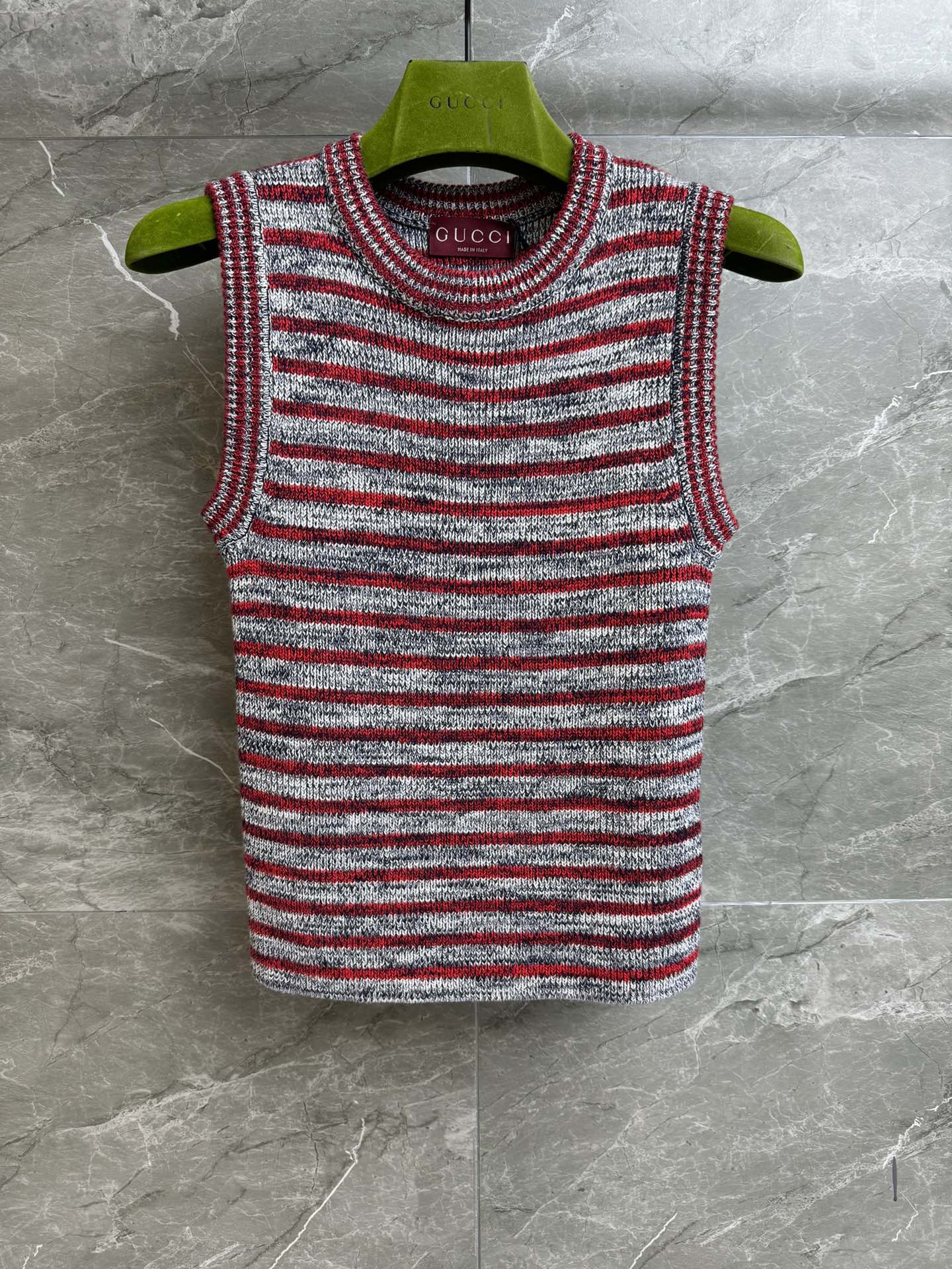 NO:321038,New early spring style is available. G Home Striped Color Bundle Vest 2025 Spring and Summer Series. Round neck ribbed design. Red striped color Bundle. Retro and fashionable. Wool blend fabric. Soft and comfortable. Normal style. Slim and versatile. Full trademark. Size SML,,gucci,alexander wang.19860909早春新款上新啦 G家条纹拼色背心 2025春夏系列 圆领罗纹设计 红色条纹拼色 复古时髦 羊毛混纺面料 柔软舒适亲肤 正常版型 上身显瘦又百搭 商标齐全 尺码SML,,gucci,alexander wang,Women's clothing