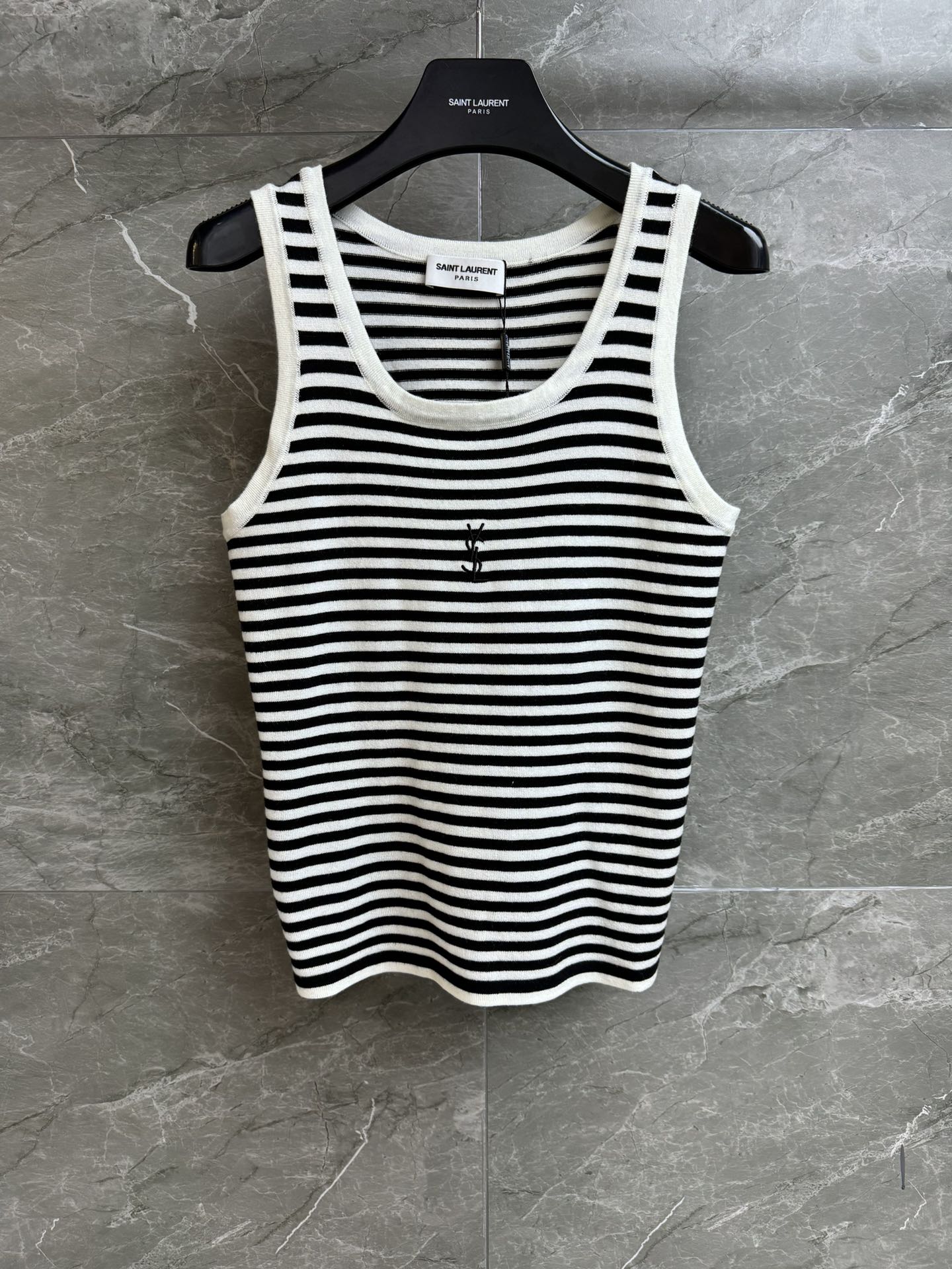 NO:321040,New spring and summer models are available!  YSL striped vest 2025 spring and summer series round neck neckline design chest logo embroidery pattern embellishment black and white striped color matching fashionable and high-end cotton knitted fabric comfortable and breathable elastic slim fit style upper body slim and versatile trademark full size SML, saint laurent,alexander wang19860909春夏新款上新啦！ YSL条纹背心 2025春夏系列 圆领领口设计 胸前logo刺绣图案点缀 黑白条纹配色 时髦高级 棉质针织面料 舒适透气 弹力修身版型 上身显瘦又百搭 商标齐全 尺码SML,,saint laurent,alexander wang,Women's clothing