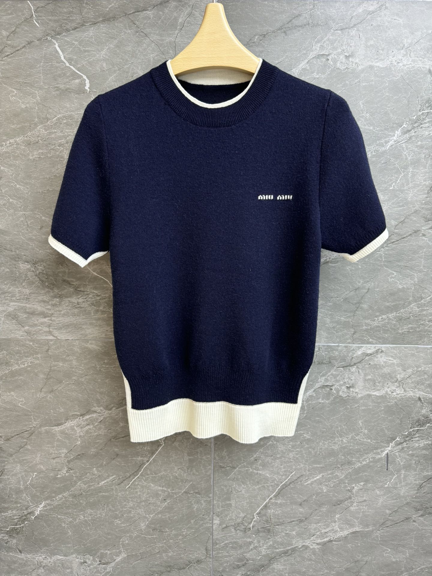 NO:321042,New early spring style is available. Miu fake two-piece short-sleeved sweater. 2025 early spring series. Round neck ribbed neckline. Fake two-piece contrasting color splicing design. Letter inlay pattern embellishment. Fashionable and age-reducing. Cashmere wool blend fabric. Soft and comfortable and textured. Slim fit. The upper body looks slim and versatile. Full trademark. Size SML,,miumiu,sweaters,T-shirt,alexander wang.19860909早春新款上新啦 miu假两件短袖毛衣 2025早春系列 圆领罗纹领口 假两件撞色拼接设计 字母嵌花图案点缀 时髦减龄 羊绒羊毛混纺面料 柔软舒适有质感 修身版型 上身显瘦又百搭 商标齐全 尺码SML,,miumiu,sweaters,T-shirt,alexander wang,Women's clothing