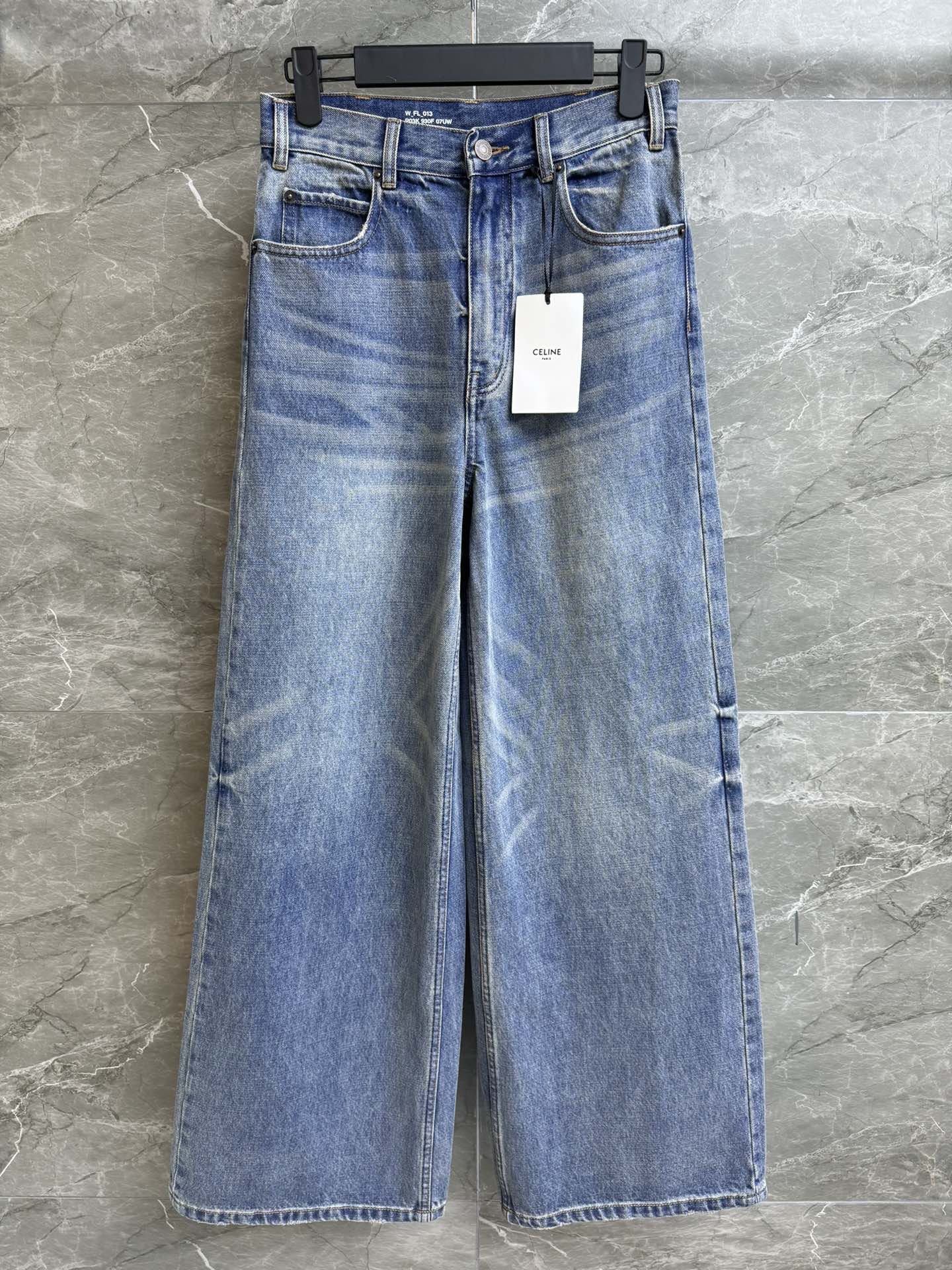 NO:321046,New early spring style is available CL denim wide-leg pants 2025 early spring series Back belt patch design Retro washing denim fabric Heavy industry enzyme washing soft and comfortable Low waist wide-leg pants style with lazy and relaxed feeling Full trademark size 25-29,,alexander wang19860909早春新款上新啦 CL牛仔阔腿裤 2025早春系列 后腰带贴片设计 复古水洗牛仔面料 重工酵素洗水 柔软舒适 低腰阔腿裤版型 自带慵懒松弛感 商标齐全 尺码25-29,,alexander wang,Women's clothing